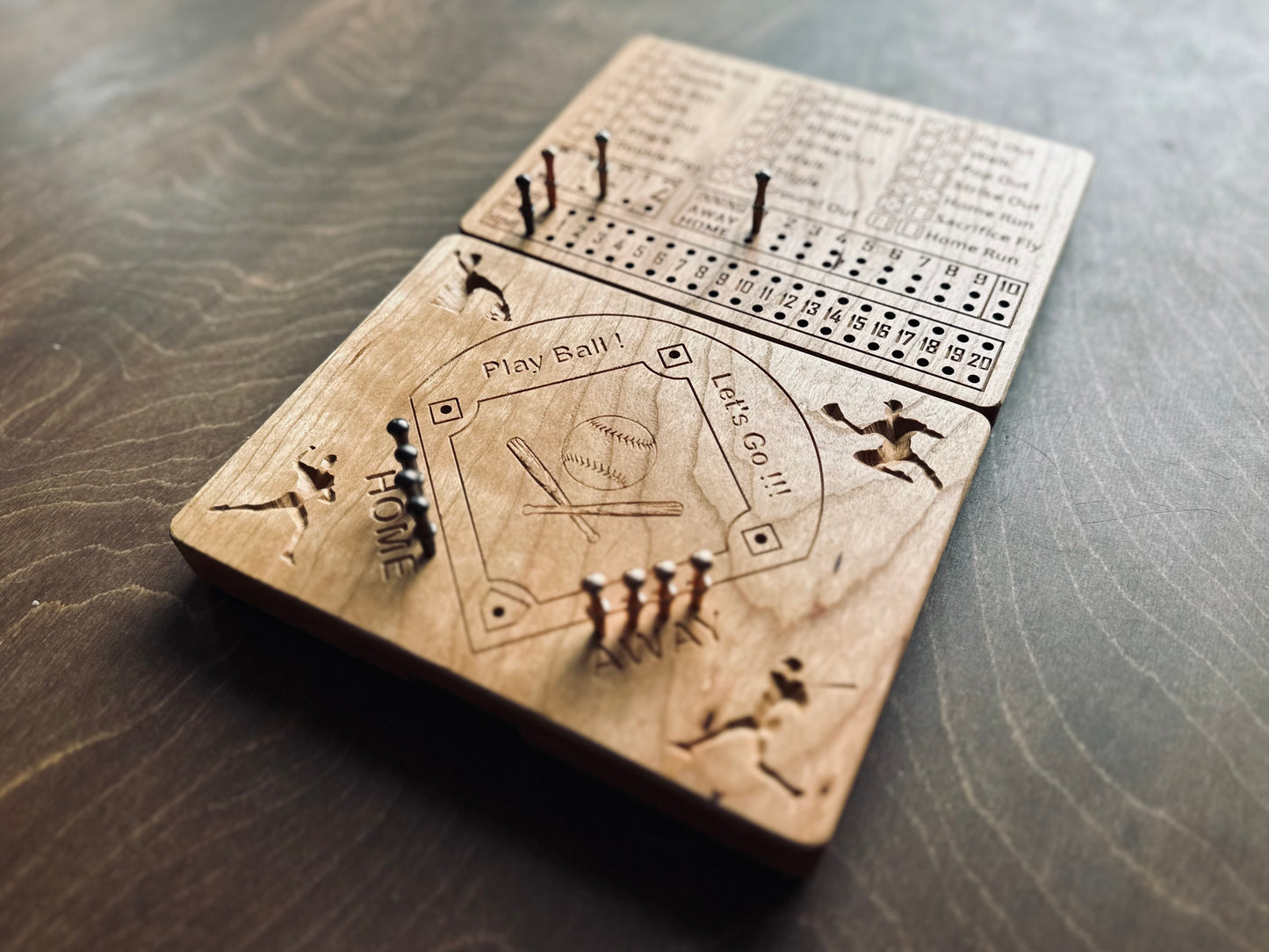Jeu de société de baseball avec dés | Pliable | Format voyage | Rangement intégré | Jeu de dés | Piquets métalliques | Personnalisé | Votre logo | Bois dur de qualité supérieure