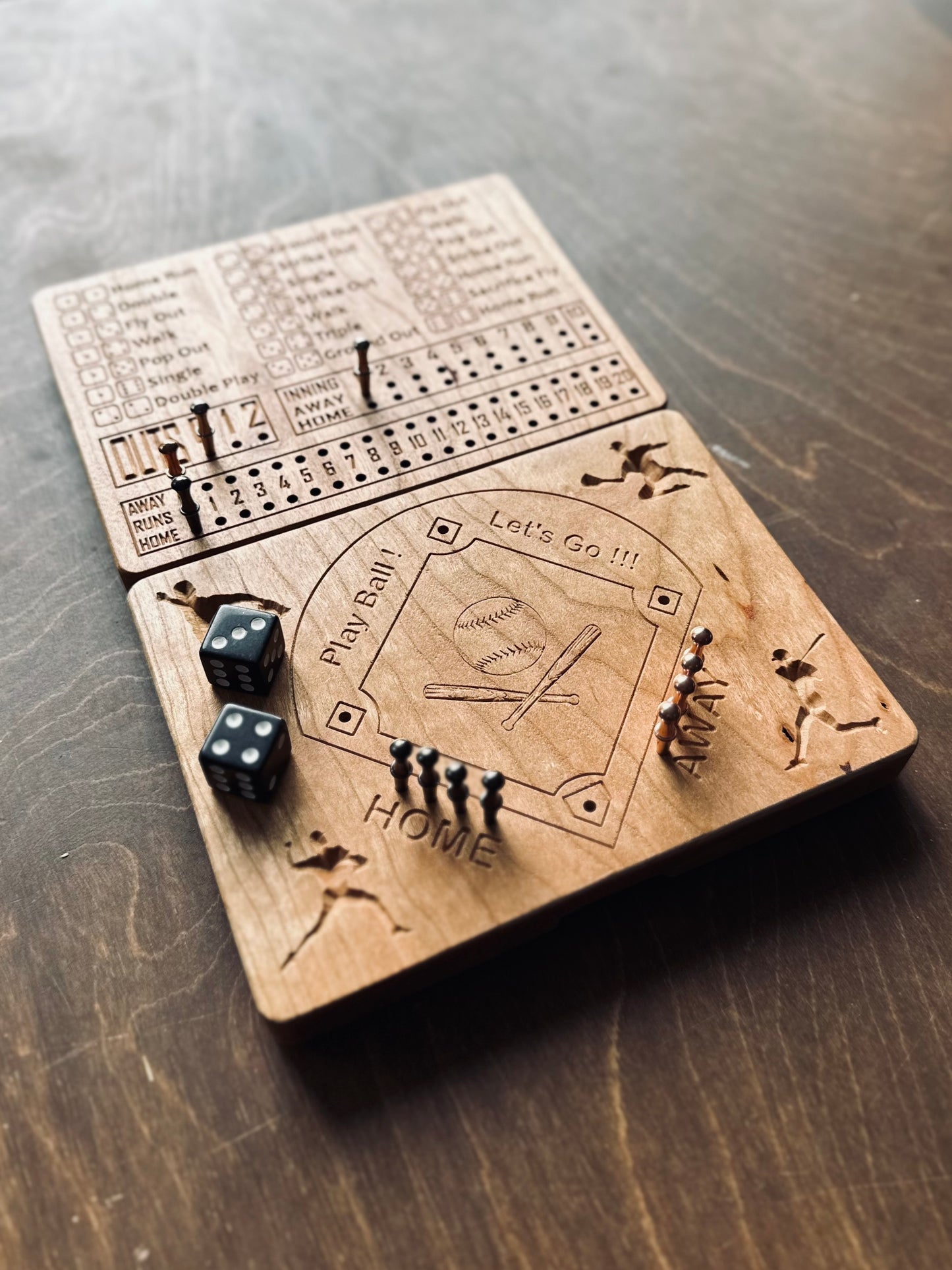 Jeu de société de baseball avec dés | Pliable | Format voyage | Rangement intégré | Jeu de dés | Piquets métalliques | Personnalisé | Votre logo | Bois dur de qualité supérieure