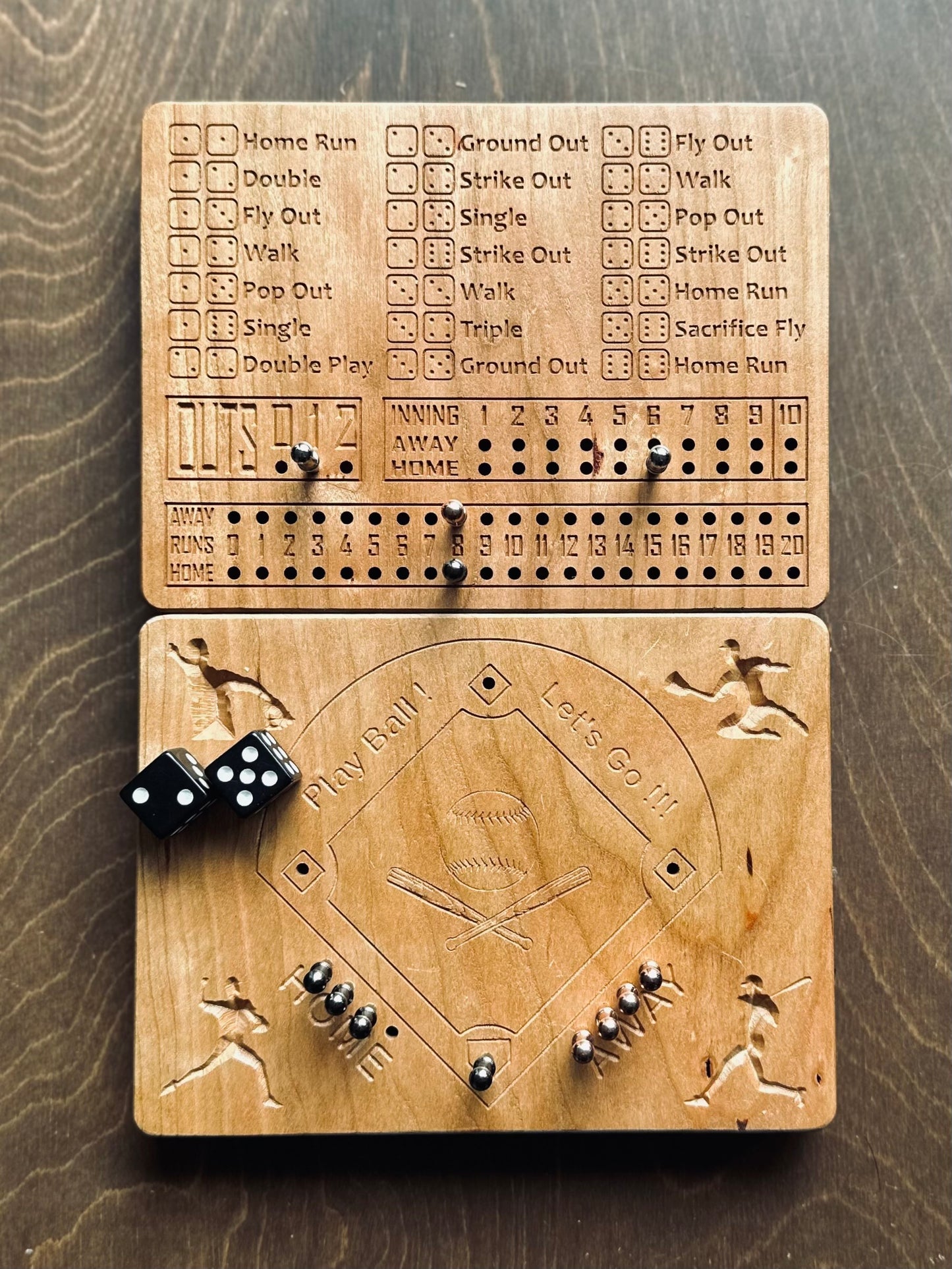 Jeu de société de baseball avec dés | Pliable | Format voyage | Rangement intégré | Jeu de dés | Piquets métalliques | Personnalisé | Votre logo | Bois dur de qualité supérieure