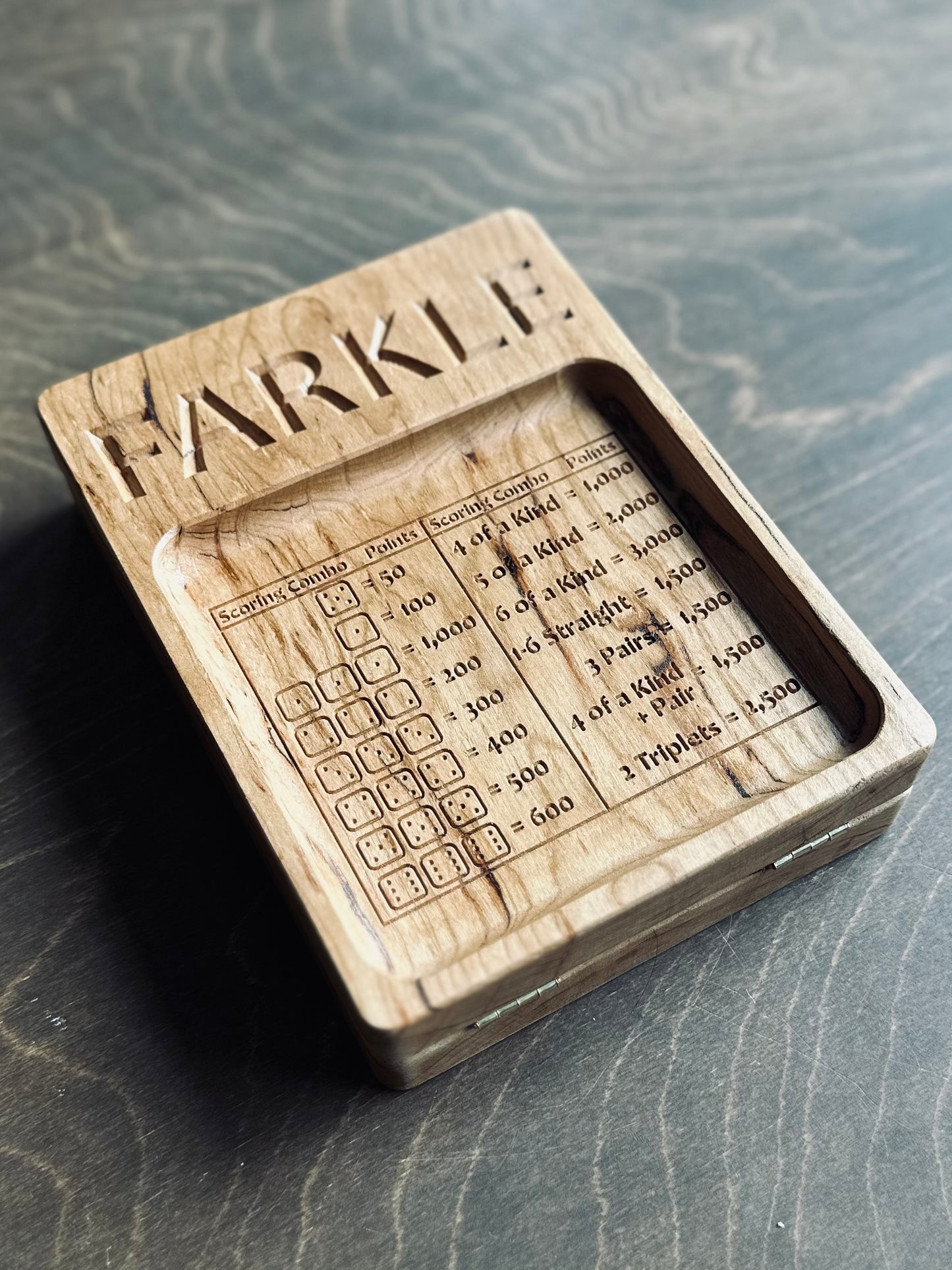 Farkle | 10 000 | Dix mille | Jeu de dés | Pliable | Format voyage | Rangement intégré | Jeu de société | Chevilles | Personnalisé | Bois dur de qualité supérieure