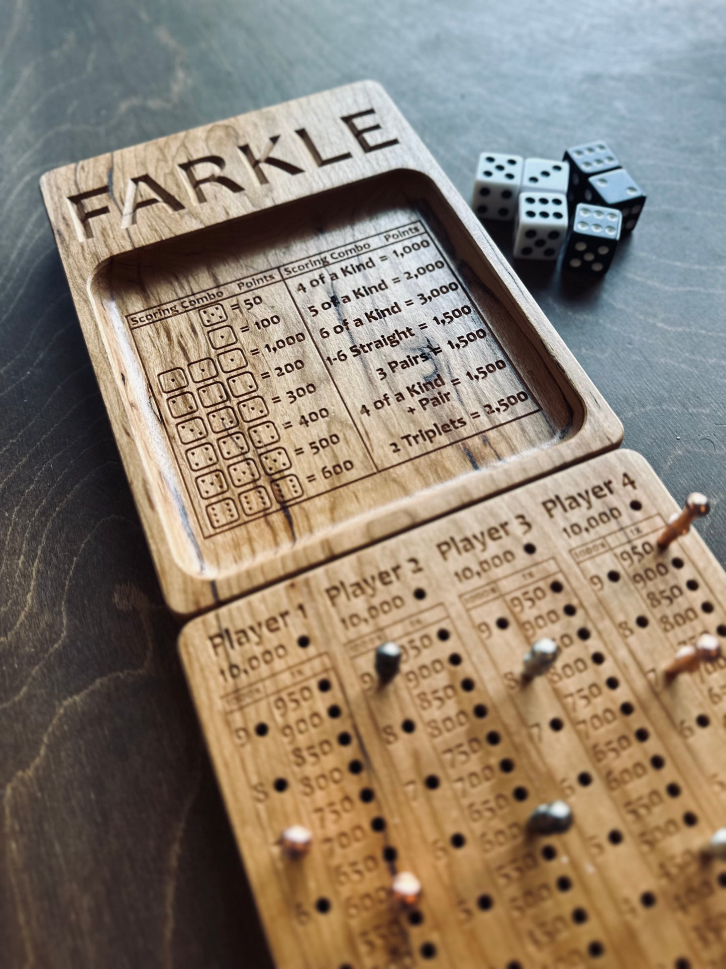 Farkle | 10 000 | Dix mille | Jeu de dés | Pliable | Format voyage | Rangement intégré | Jeu de société | Chevilles | Personnalisé | Bois dur de qualité supérieure