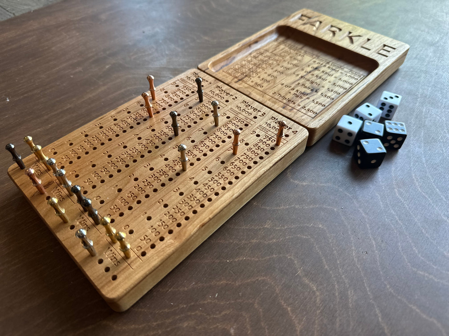 Farkle | 10 000 | Dix mille | Jeu de dés | Pliable | Format voyage | Rangement intégré | Jeu de société | Chevilles | Personnalisé | Bois dur de qualité supérieure