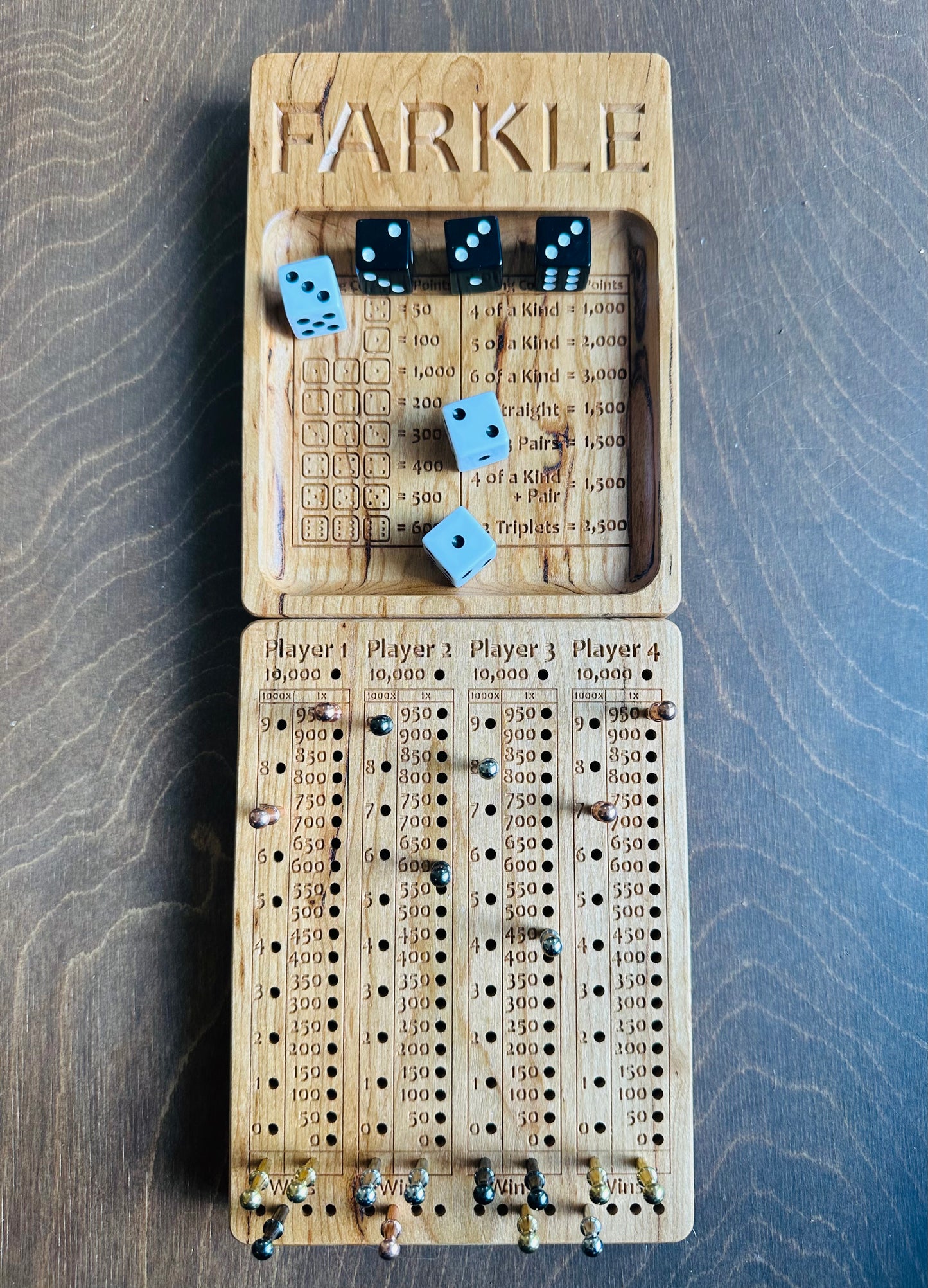 Farkle | 10 000 | Dix mille | Jeu de dés | Pliable | Format voyage | Rangement intégré | Jeu de société | Chevilles | Personnalisé | Bois dur de qualité supérieure