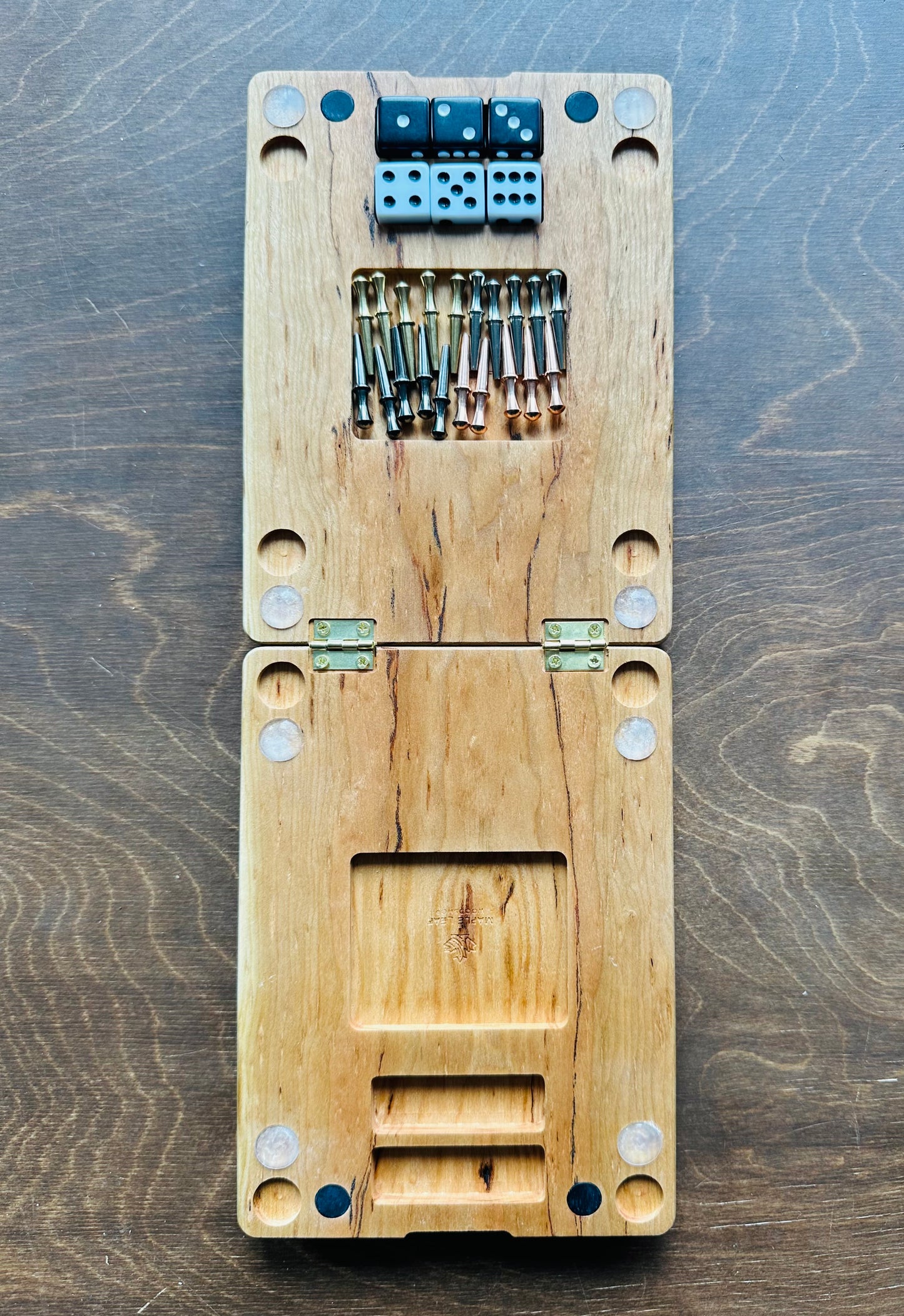 Farkle | 10 000 | Dix mille | Jeu de dés | Pliable | Format voyage | Rangement intégré | Jeu de société | Chevilles | Personnalisé | Bois dur de qualité supérieure