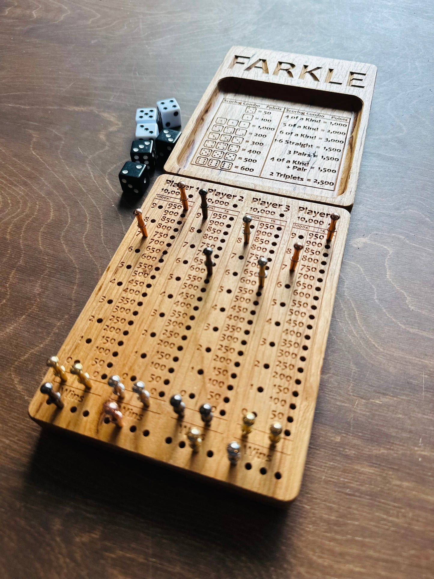 Farkle | 10 000 | Dix mille | Jeu de dés | Pliable | Format voyage | Rangement intégré | Jeu de société | Chevilles | Personnalisé | Bois dur de qualité supérieure