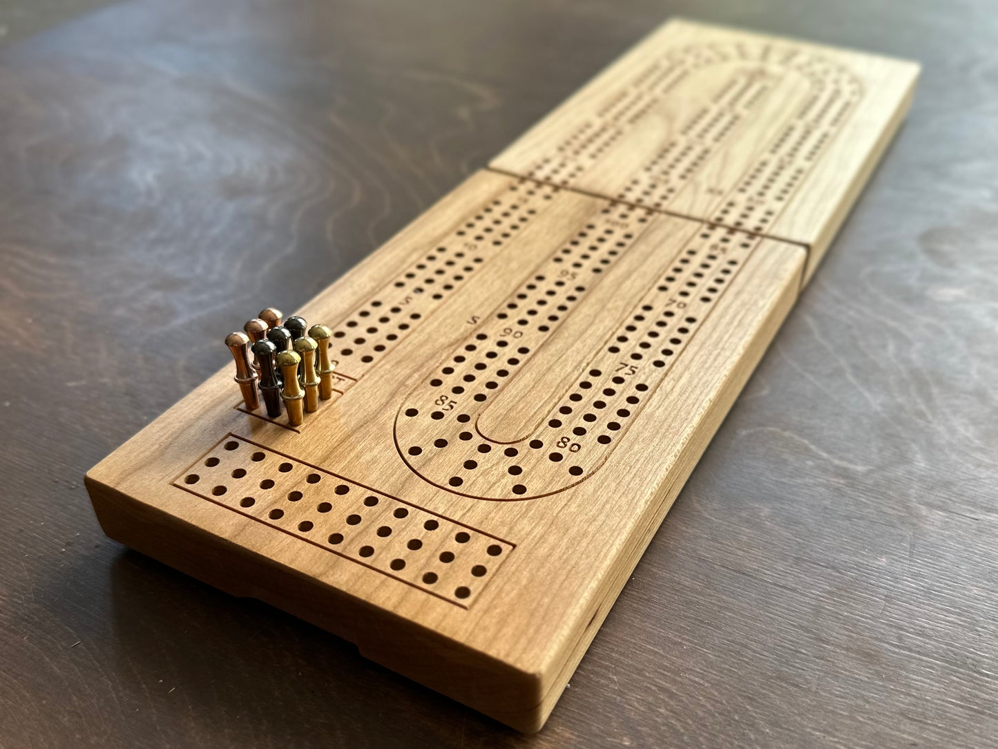 Jeu de cribbage classique | Pliable | Format voyage | Portable | Rangement intégré | Piquets métalliques | Personnalisé | Votre logo | Bois dur de qualité supérieure