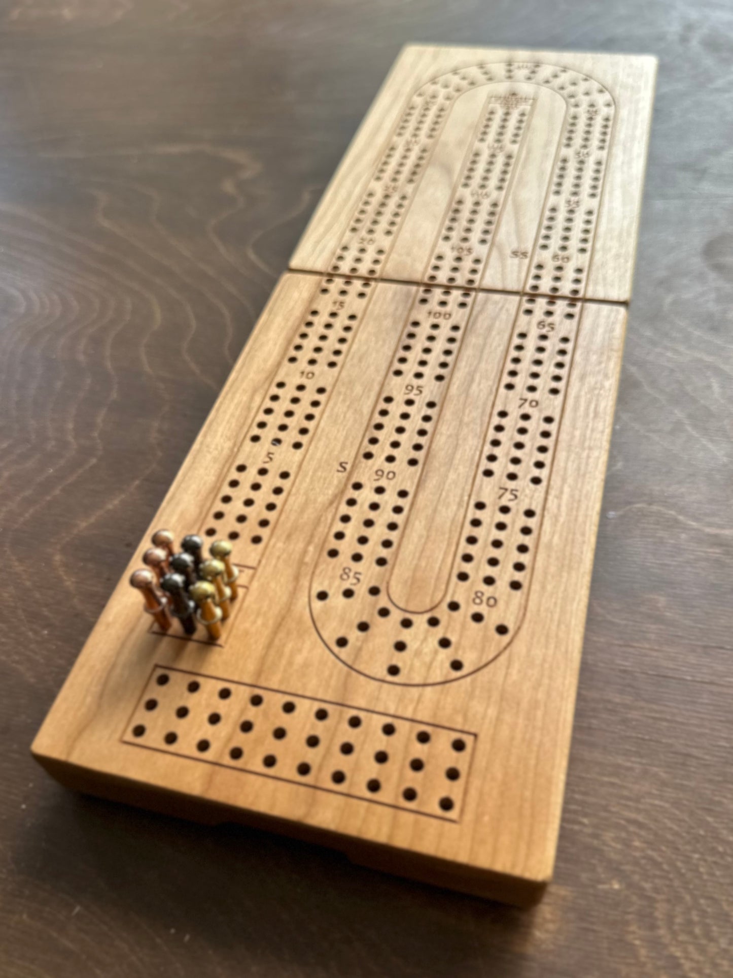 Jeu de cribbage classique | Pliable | Format voyage | Portable | Rangement intégré | Piquets métalliques | Personnalisé | Votre logo | Bois dur de qualité supérieure