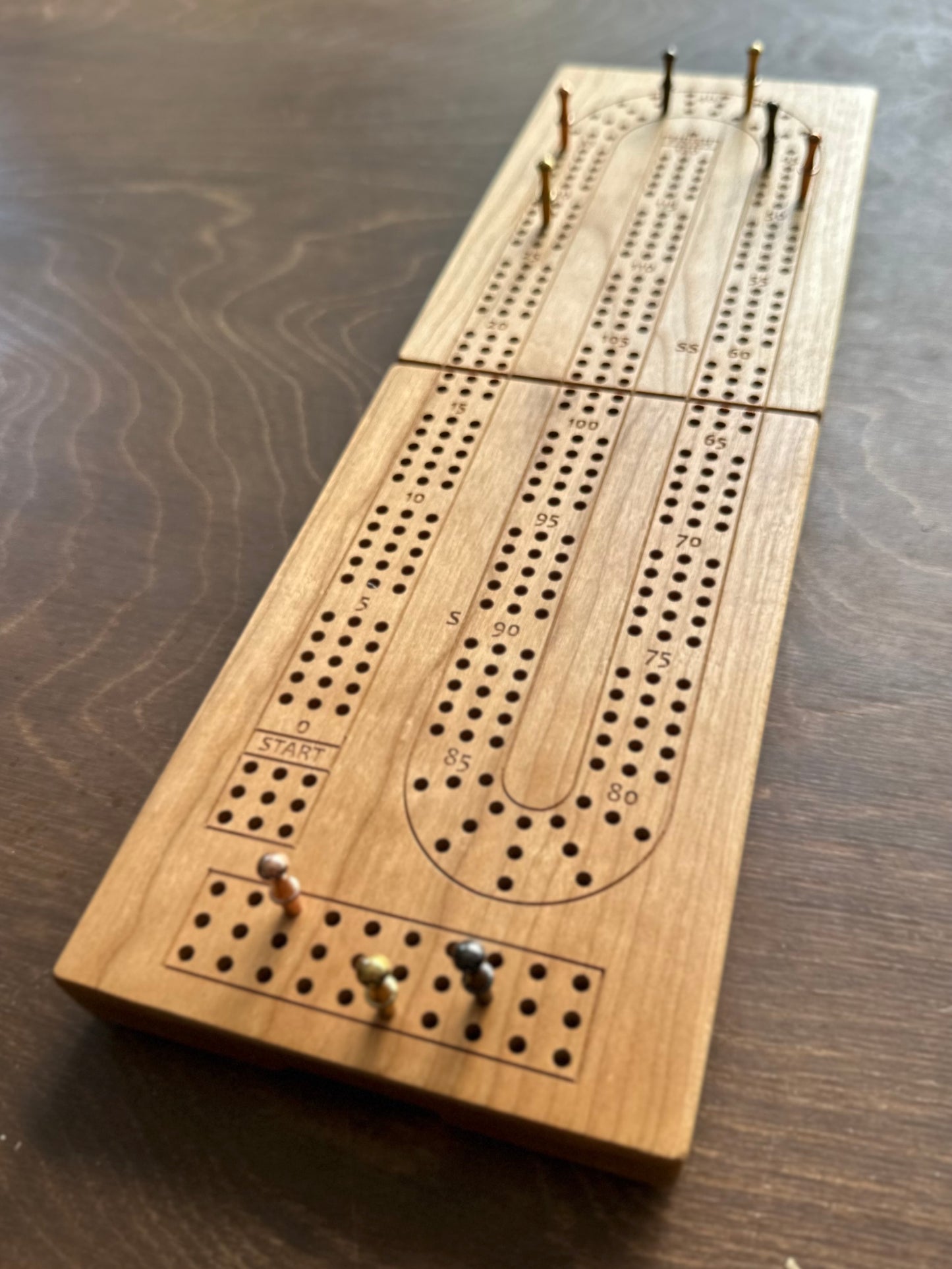 Jeu de cribbage classique | Pliable | Format voyage | Portable | Rangement intégré | Piquets métalliques | Personnalisé | Votre logo | Bois dur de qualité supérieure