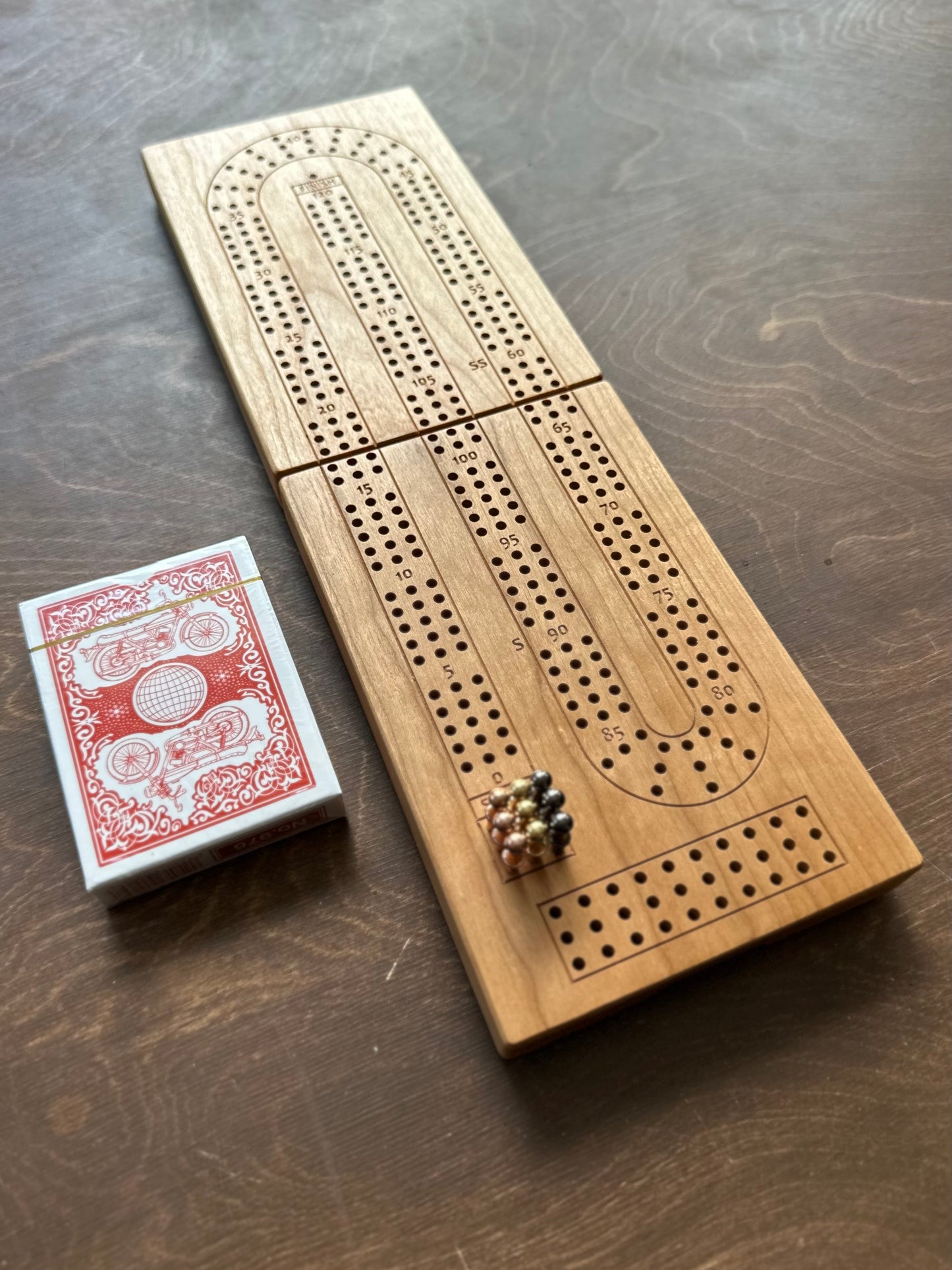 Jeu de cribbage classique | Pliable | Format voyage | Portable | Rangement intégré | Piquets métalliques | Personnalisé | Votre logo | Bois dur de qualité supérieure