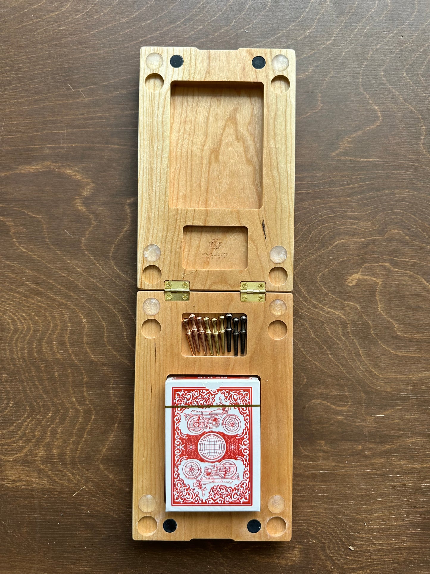 Jeu de cribbage classique | Pliable | Format voyage | Portable | Rangement intégré | Piquets métalliques | Personnalisé | Votre logo | Bois dur de qualité supérieure