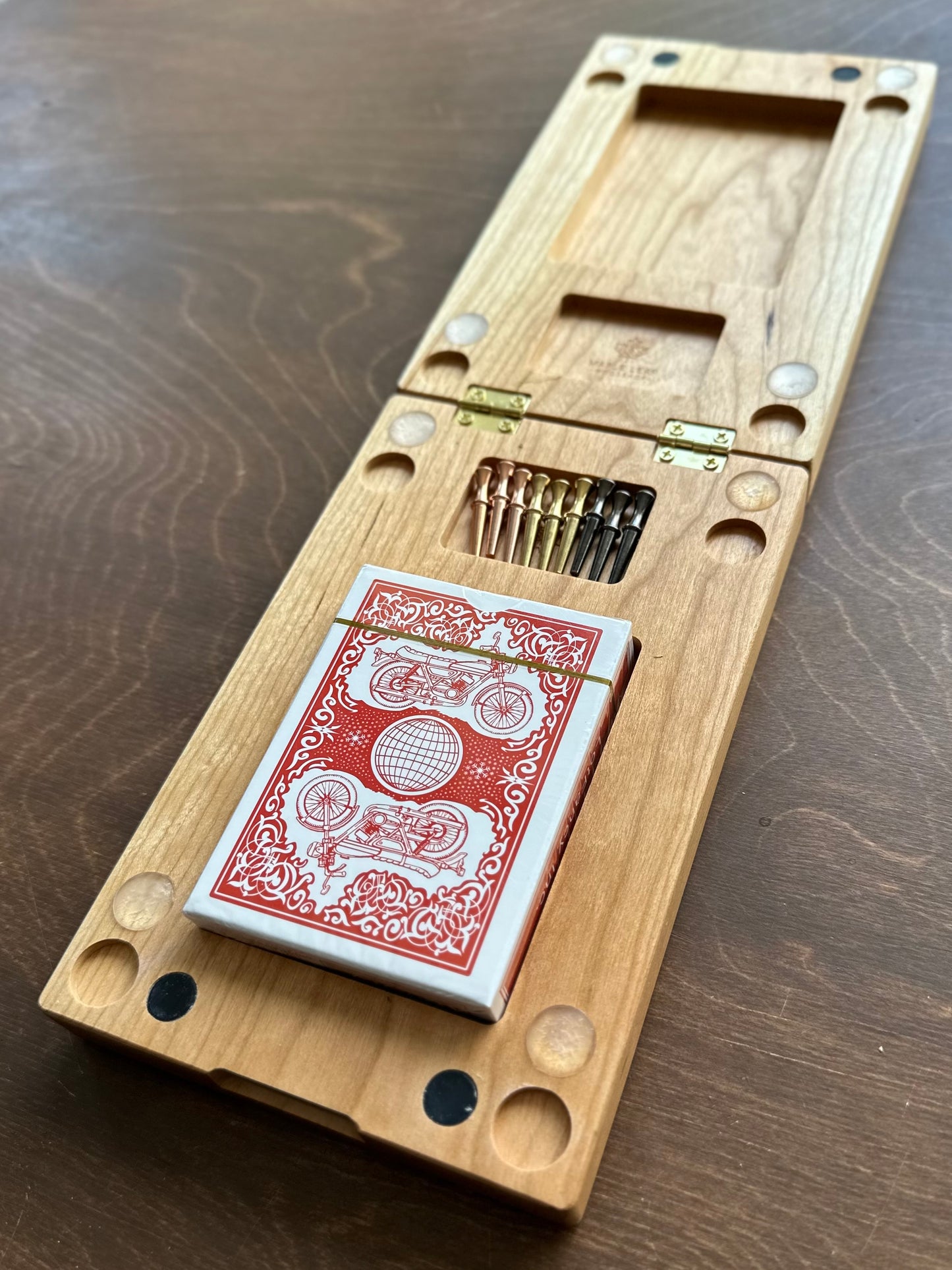 Jeu de cribbage classique | Pliable | Format voyage | Portable | Rangement intégré | Piquets métalliques | Personnalisé | Votre logo | Bois dur de qualité supérieure