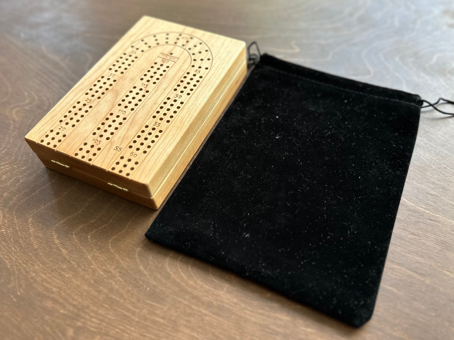Jeu de cribbage classique | Pliable | Format voyage | Portable | Rangement intégré | Piquets métalliques | Personnalisé | Votre logo | Bois dur de qualité supérieure