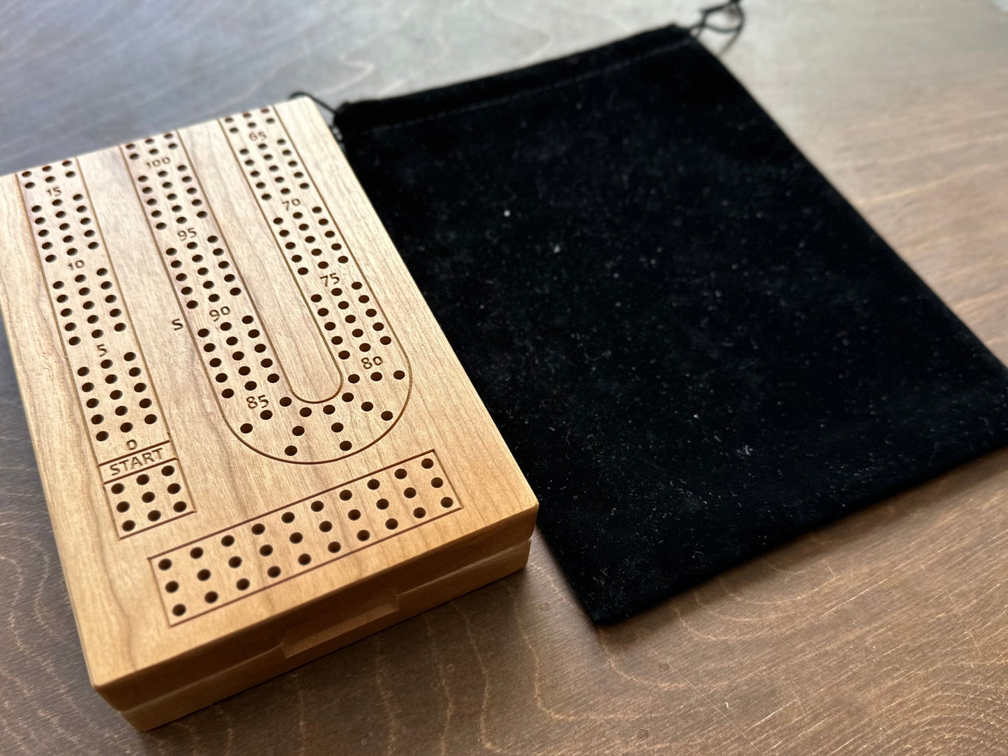 Jeu de cribbage classique | Pliable | Format voyage | Portable | Rangement intégré | Piquets métalliques | Personnalisé | Votre logo | Bois dur de qualité supérieure