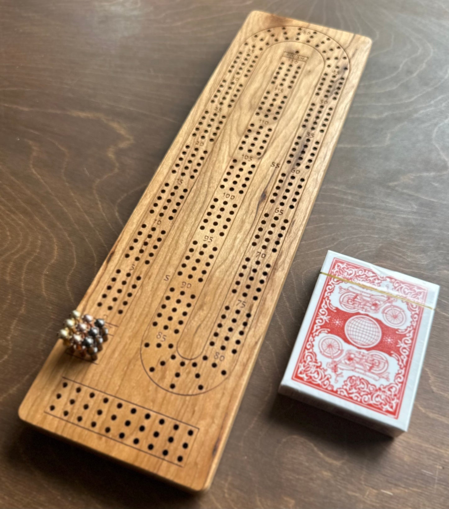Jeu de cribbage classique | Pliable | Format voyage | Portable | Rangement intégré | Piquets métalliques | Personnalisé | Votre logo | Bois dur de qualité supérieure