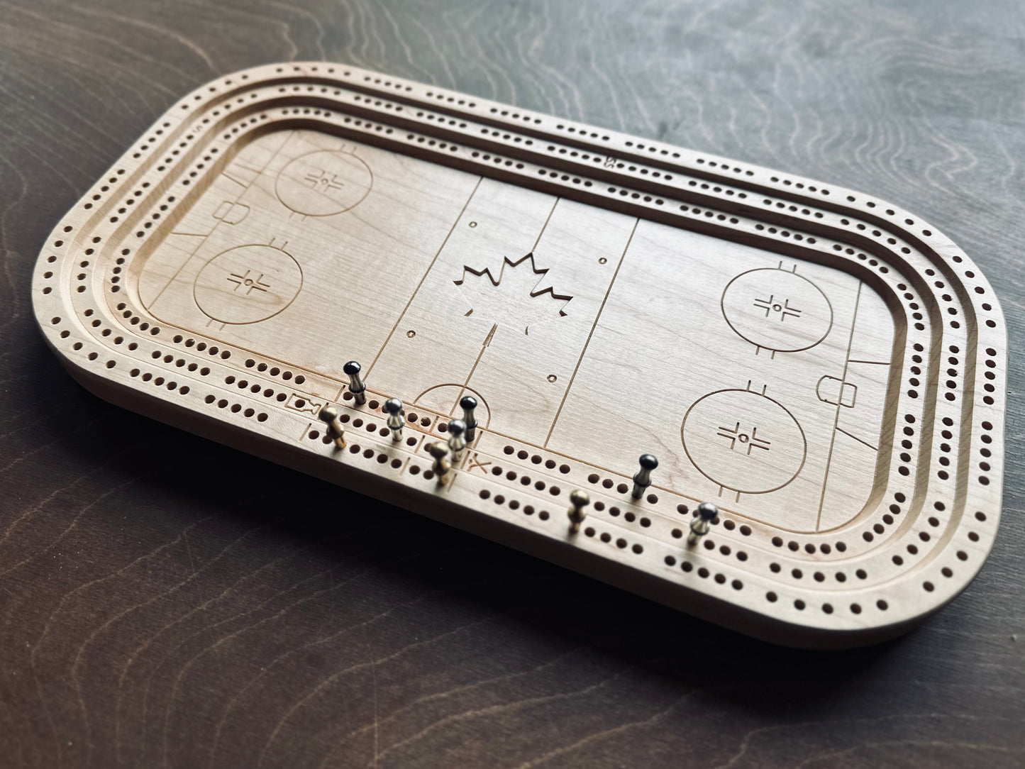 Planche de cribbage pour patinoire | Piquets métalliques | Personnalisé | Logo personnalisé | Bois dur de qualité supérieure | Feuille d'érable | Bâtons et rondelle de hockey