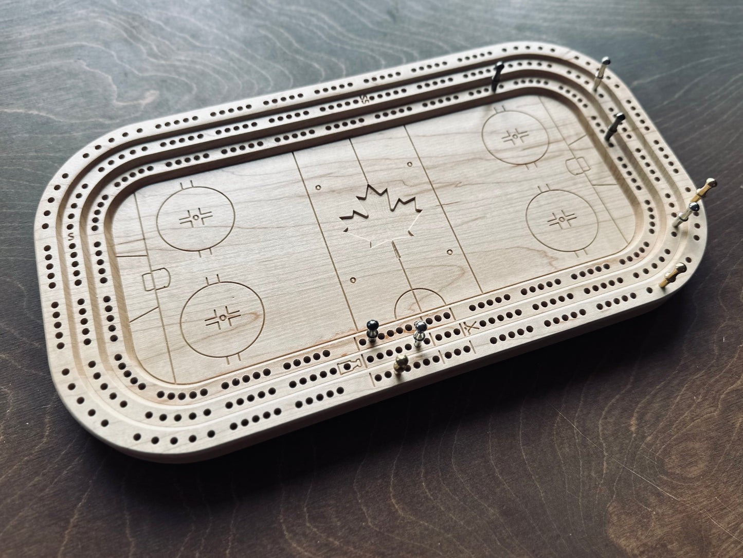 Planche de cribbage pour patinoire | Piquets métalliques | Personnalisé | Logo personnalisé | Bois dur de qualité supérieure | Feuille d'érable | Bâtons et rondelle de hockey