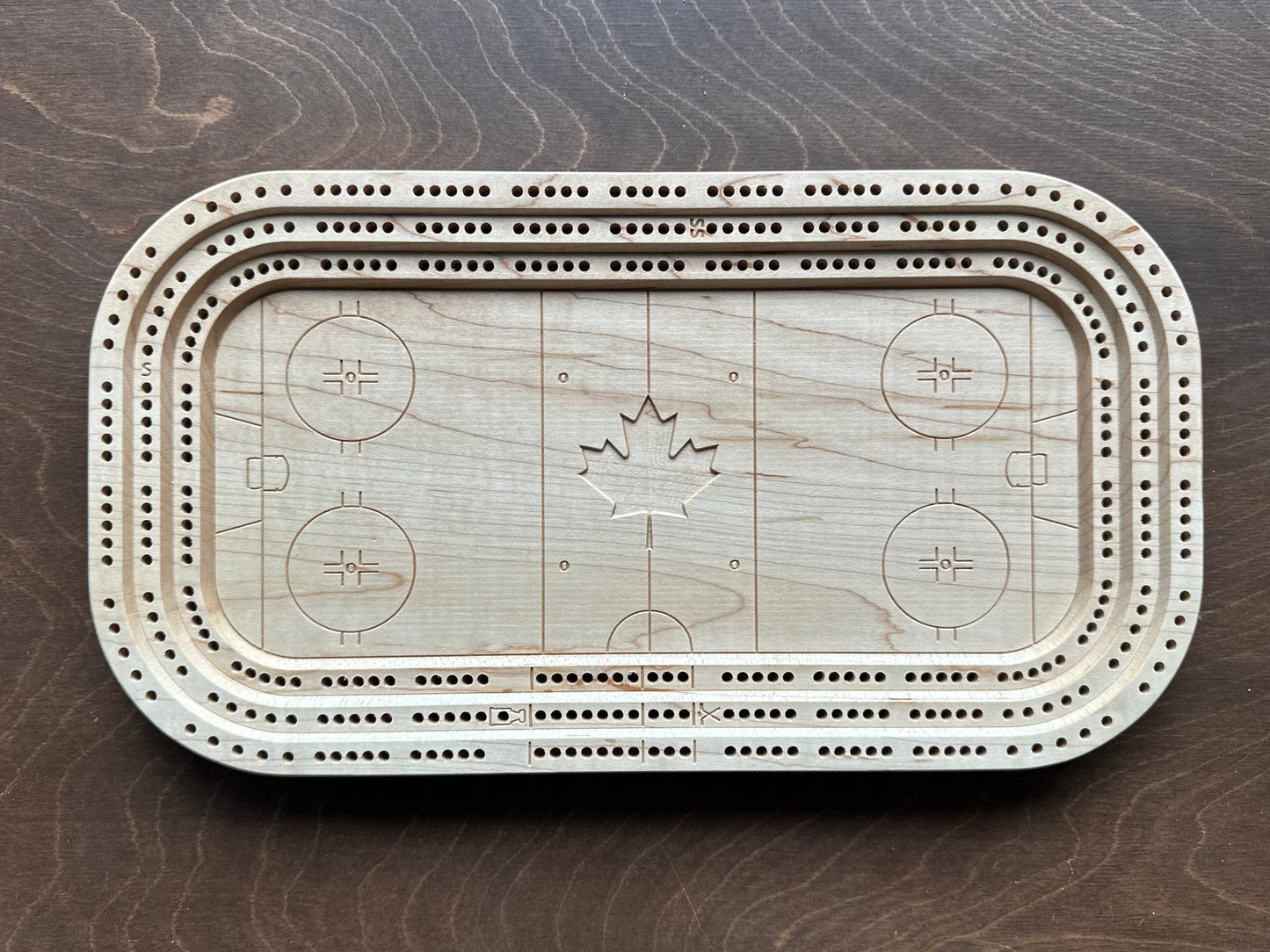 Planche de cribbage pour patinoire | Piquets métalliques | Personnalisé | Logo personnalisé | Bois dur de qualité supérieure | Feuille d'érable | Bâtons et rondelle de hockey