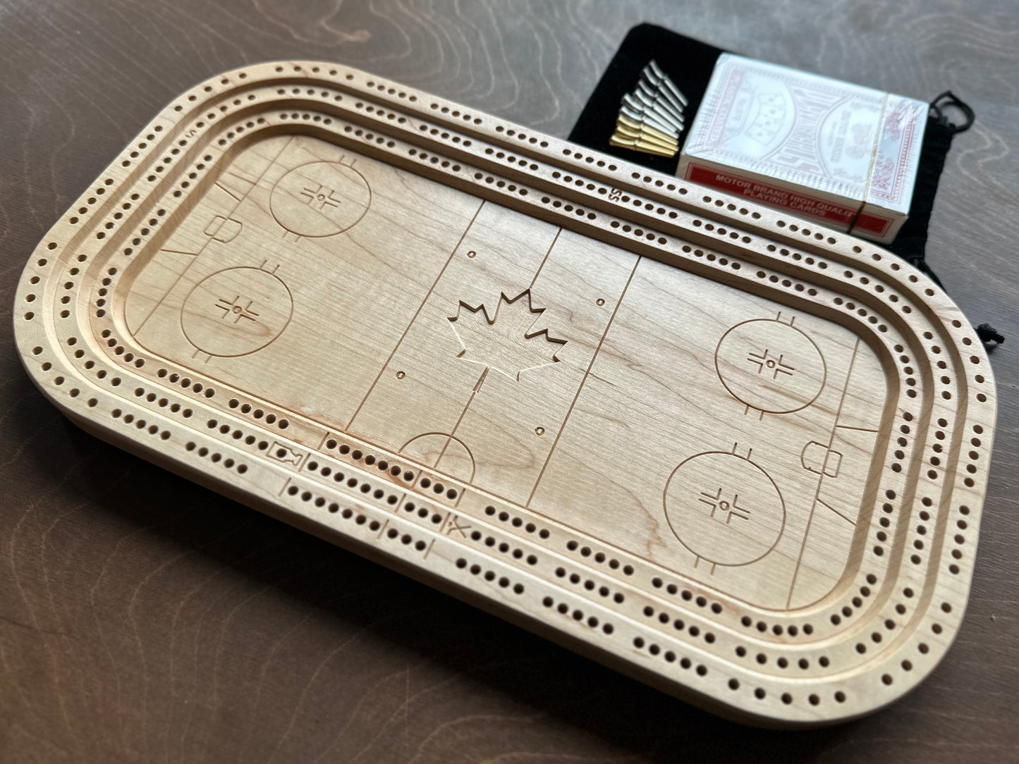 Planche de cribbage pour patinoire | Piquets métalliques | Personnalisé | Logo personnalisé | Bois dur de qualité supérieure | Feuille d'érable | Bâtons et rondelle de hockey
