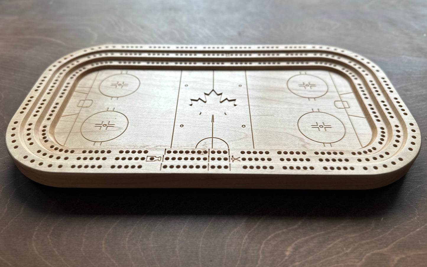 Planche de cribbage pour patinoire | Piquets métalliques | Personnalisé | Logo personnalisé | Bois dur de qualité supérieure | Feuille d'érable | Bâtons et rondelle de hockey
