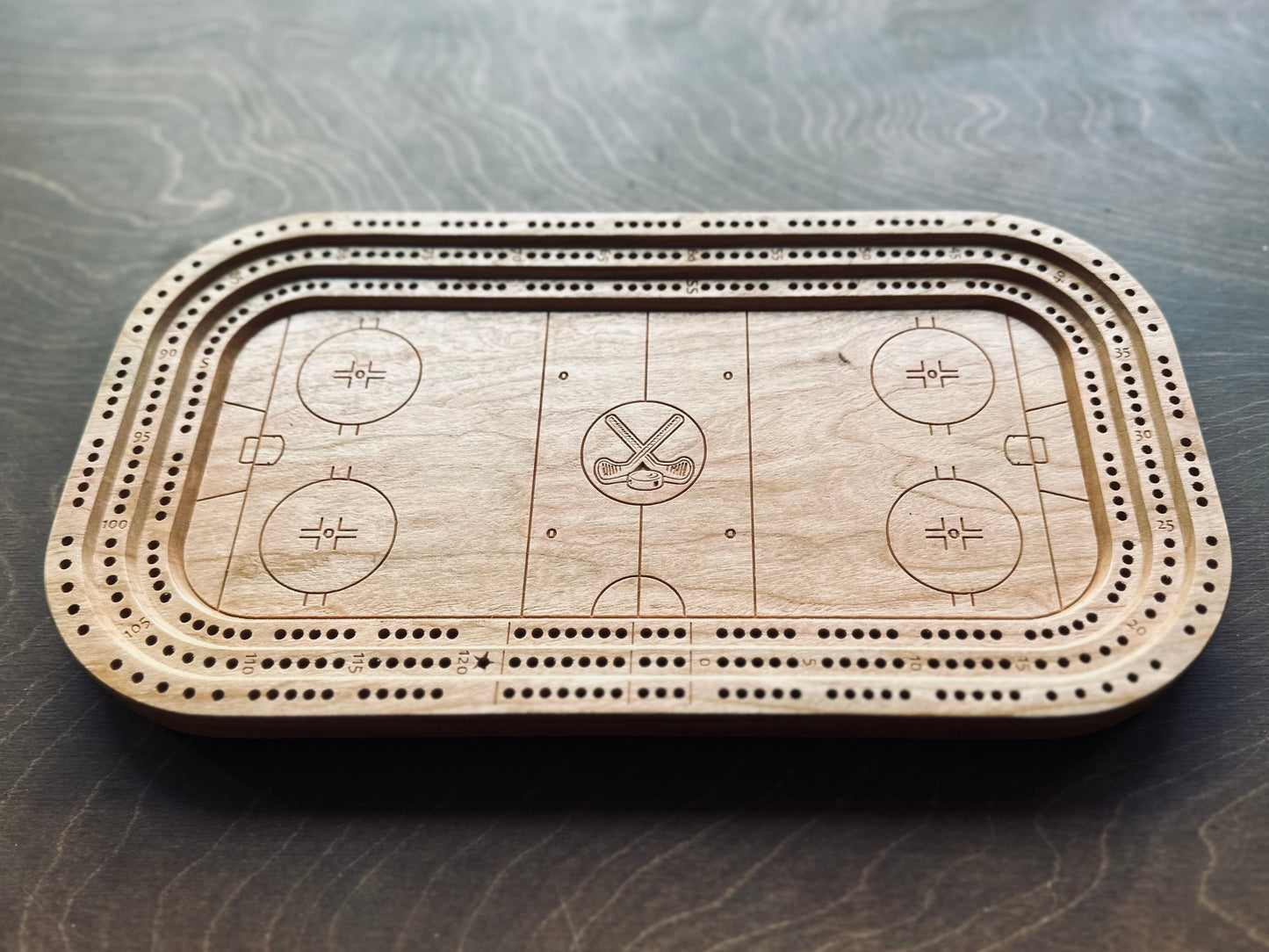 Planche de cribbage pour patinoire | Piquets métalliques | Personnalisé | Logo personnalisé | Bois dur de qualité supérieure | Bâtons et rondelles de hockey | Feuille d'érable