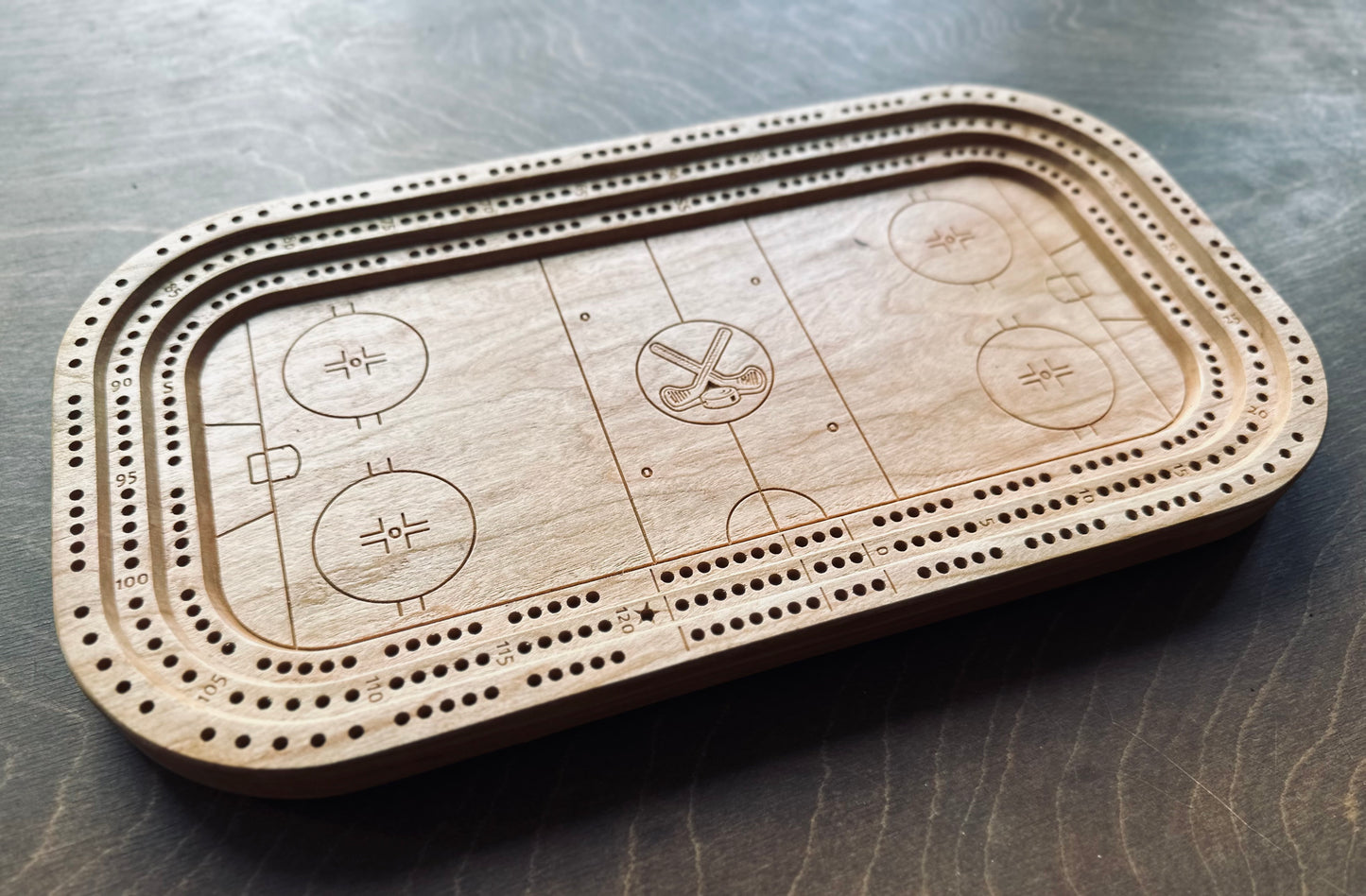 Planche de cribbage pour patinoire | Piquets métalliques | Personnalisé | Logo personnalisé | Bois dur de qualité supérieure | Bâtons et rondelles de hockey | Feuille d'érable
