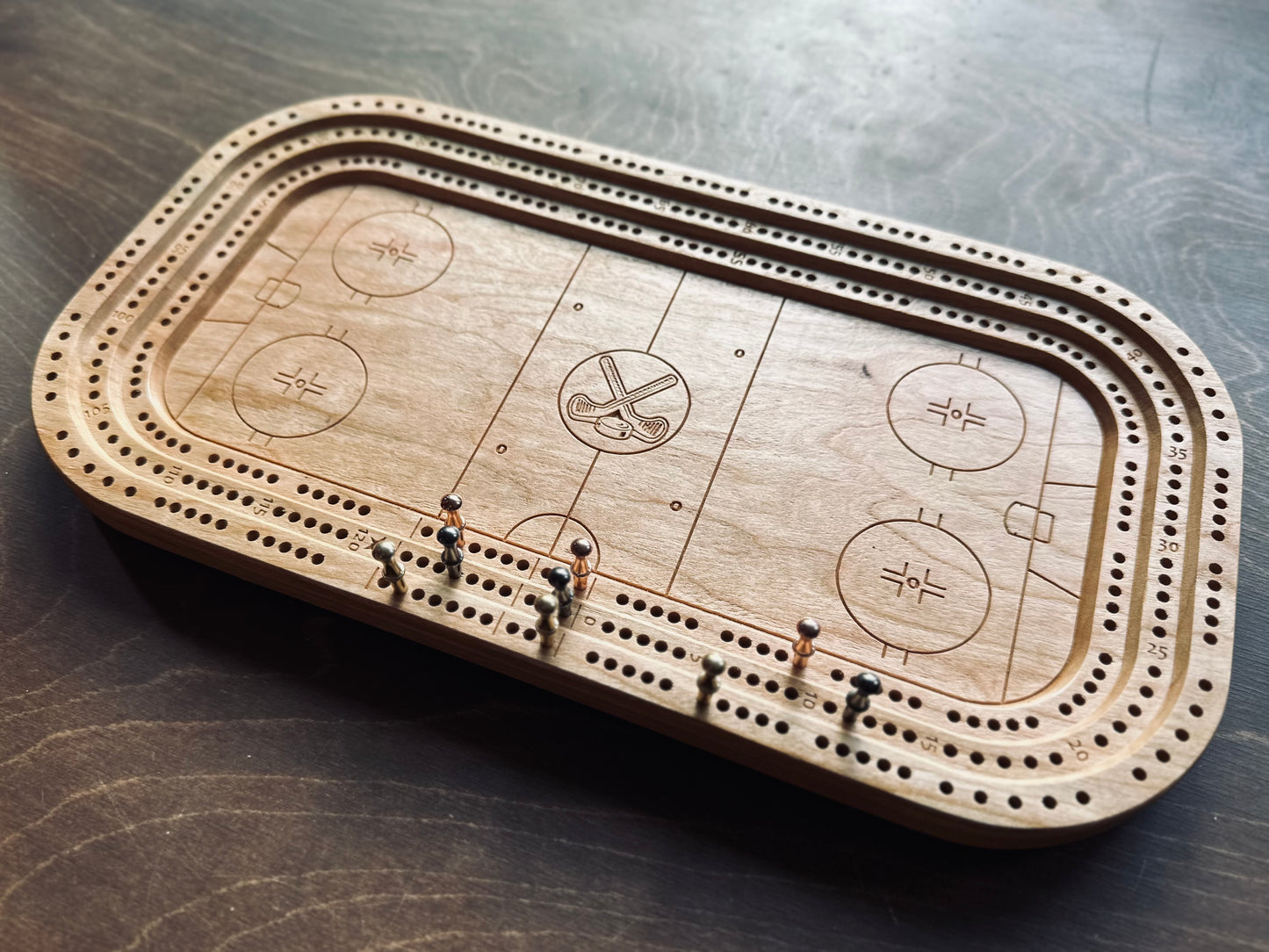 Planche de cribbage pour patinoire | Piquets métalliques | Personnalisé | Logo personnalisé | Bois dur de qualité supérieure | Bâtons et rondelles de hockey | Feuille d'érable
