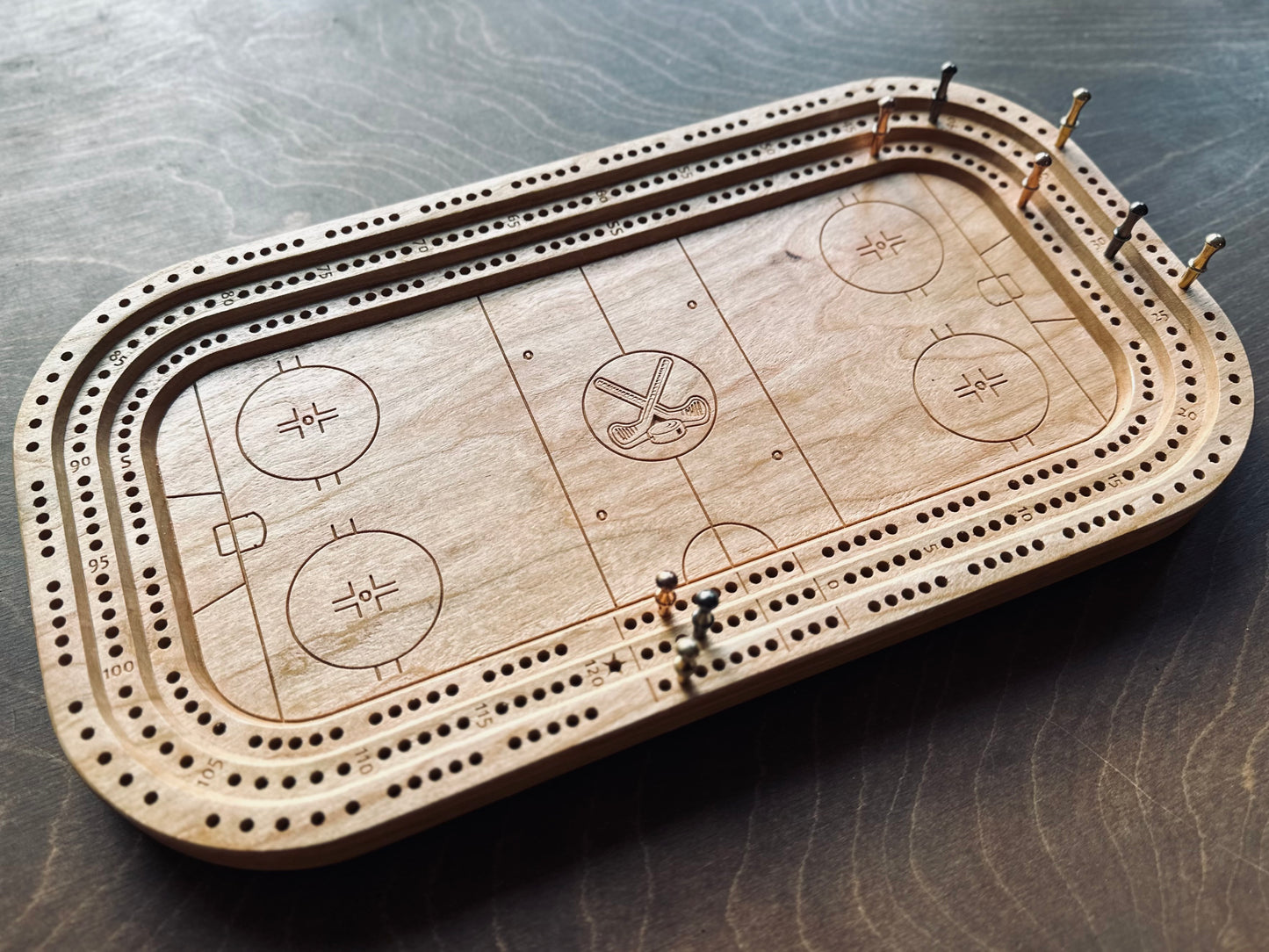 Planche de cribbage pour patinoire | Piquets métalliques | Personnalisé | Logo personnalisé | Bois dur de qualité supérieure | Bâtons et rondelles de hockey | Feuille d'érable
