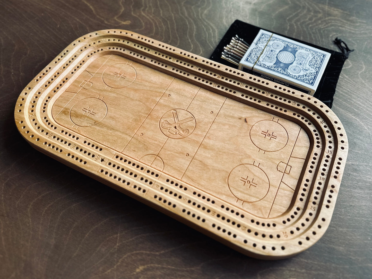 Planche de cribbage pour patinoire | Piquets métalliques | Personnalisé | Logo personnalisé | Bois dur de qualité supérieure | Bâtons et rondelles de hockey | Feuille d'érable