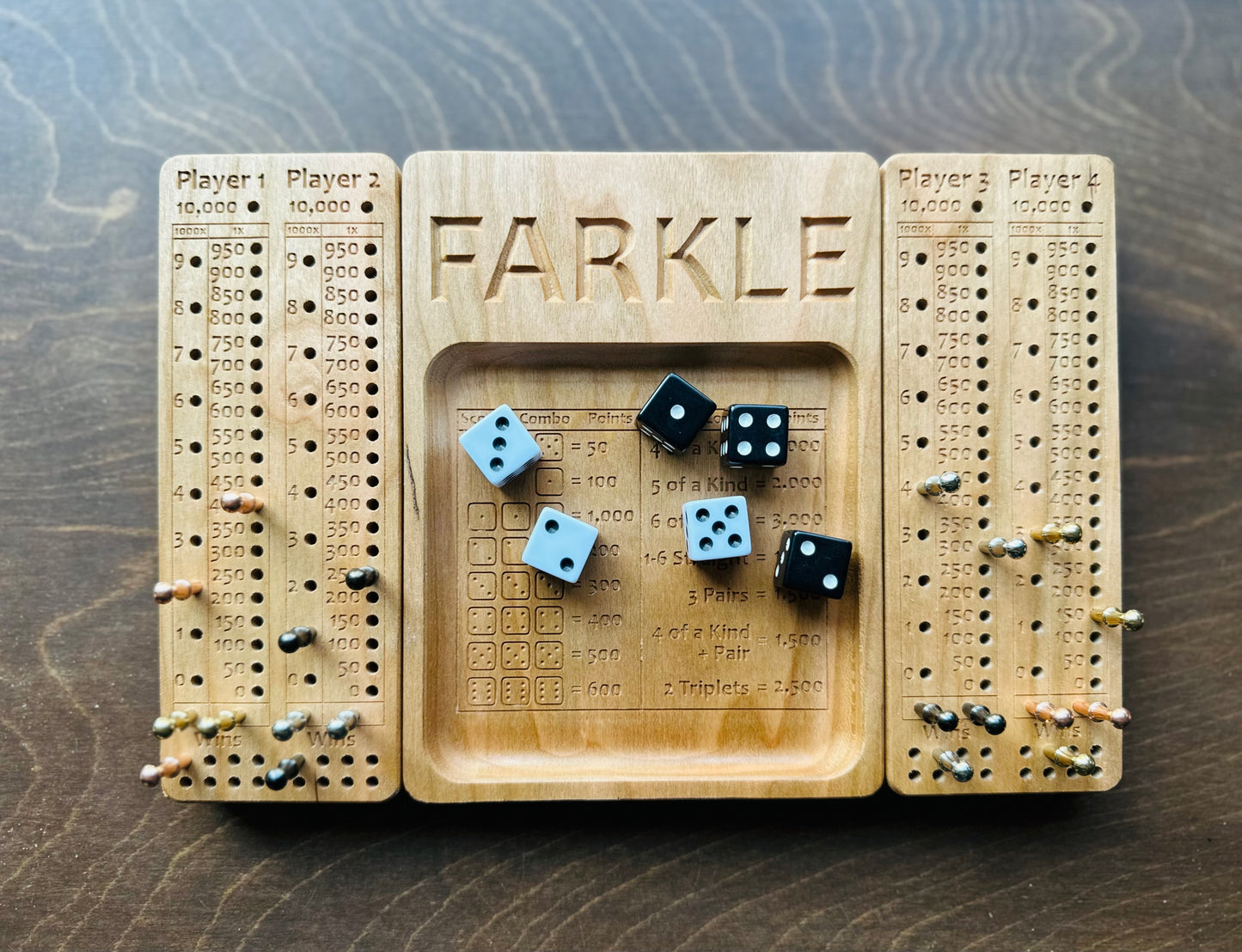 Farkle | 10 000 | Dix mille | Jeu de dés | Pliable | Format voyage | Rangement intégré | Jeu de société | Chevilles | Personnalisé | Bois dur de qualité supérieure
