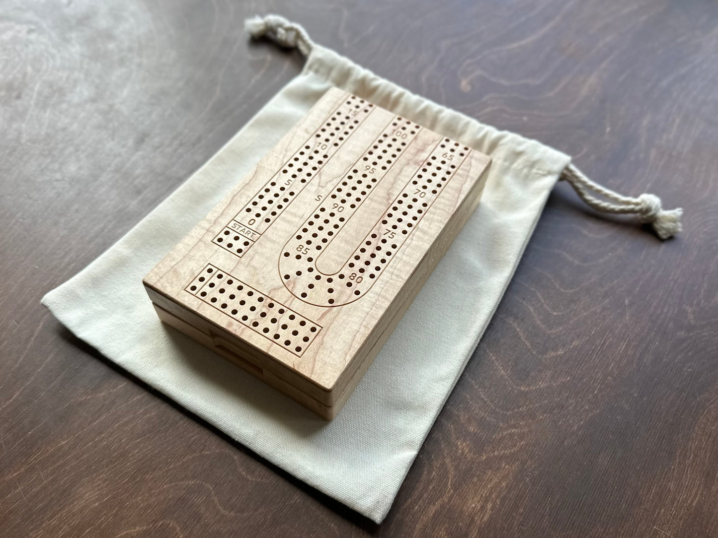 Plateau de cribbage pliable | 3 pistes | Format voyage | Portable | Rangement intégré | Chevilles métalliques | Gravure personnalisée | Bois franc de première qualité