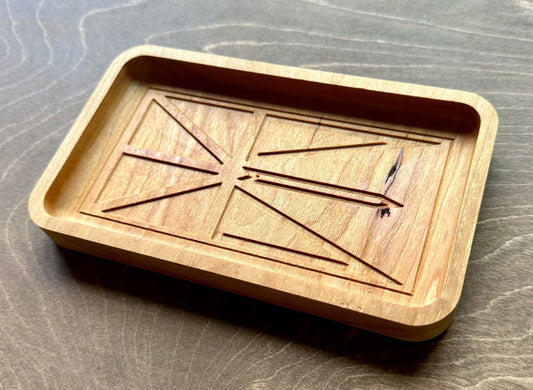 Plateau fourre-tout en bois dur avec drapeau de Terre-Neuve-et-Labrador | Dessous de plat | Planche de service | Charcuterie | Érable | Cerisier | Noyer | St John's | Canada