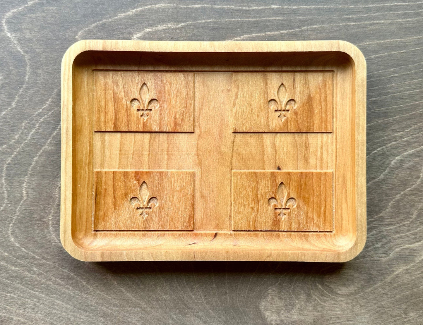 Plateau fourre-tout en bois franc avec drapeau du Québec | Dessous de plat | Planche de service | Charcuterie | Érable | Cerisier | Noyer | Montréal | Gatineau | Canada