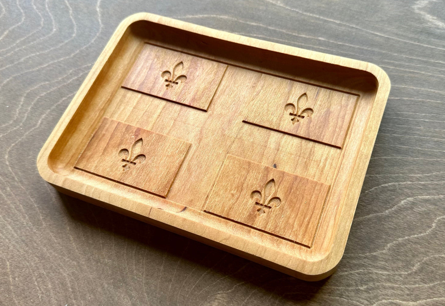 Plateau fourre-tout en bois franc avec drapeau du Québec | Dessous de plat | Planche de service | Charcuterie | Érable | Cerisier | Noyer | Montréal | Gatineau | Canada