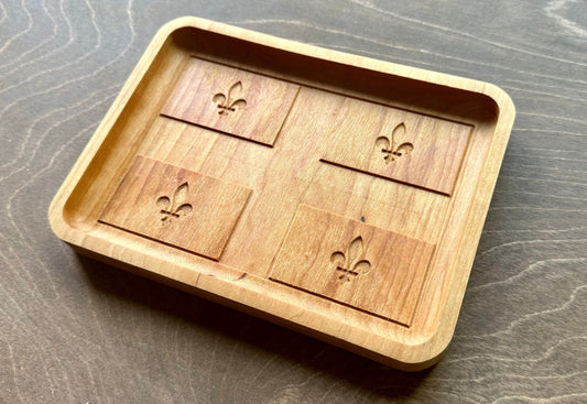 Plateau fourre-tout en bois franc avec drapeau du Québec | Dessous de plat | Planche de service | Charcuterie | Érable | Cerisier | Noyer | Montréal | Gatineau | Canada