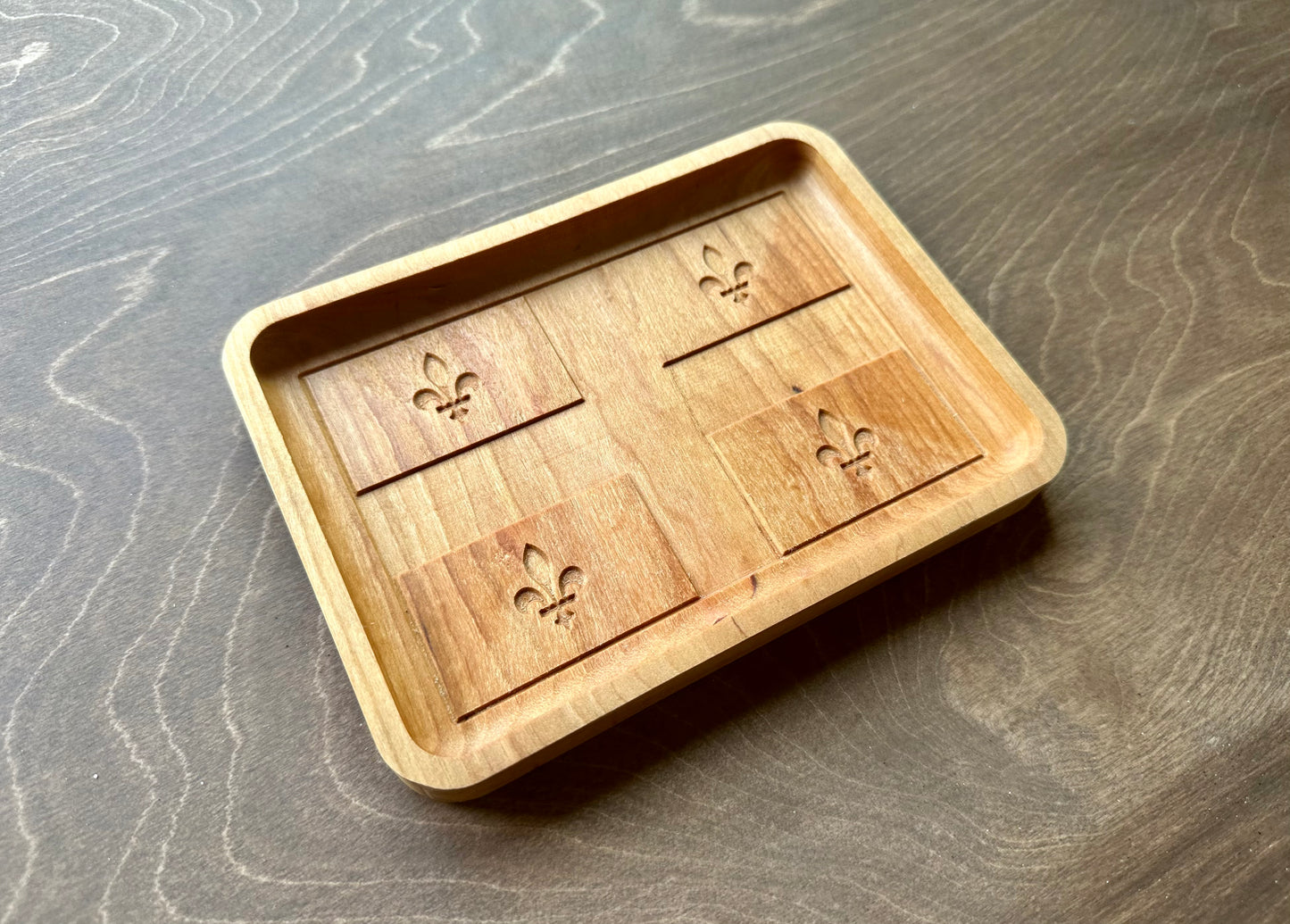 Plateau fourre-tout en bois franc avec drapeau du Québec | Dessous de plat | Planche de service | Charcuterie | Érable | Cerisier | Noyer | Montréal | Gatineau | Canada