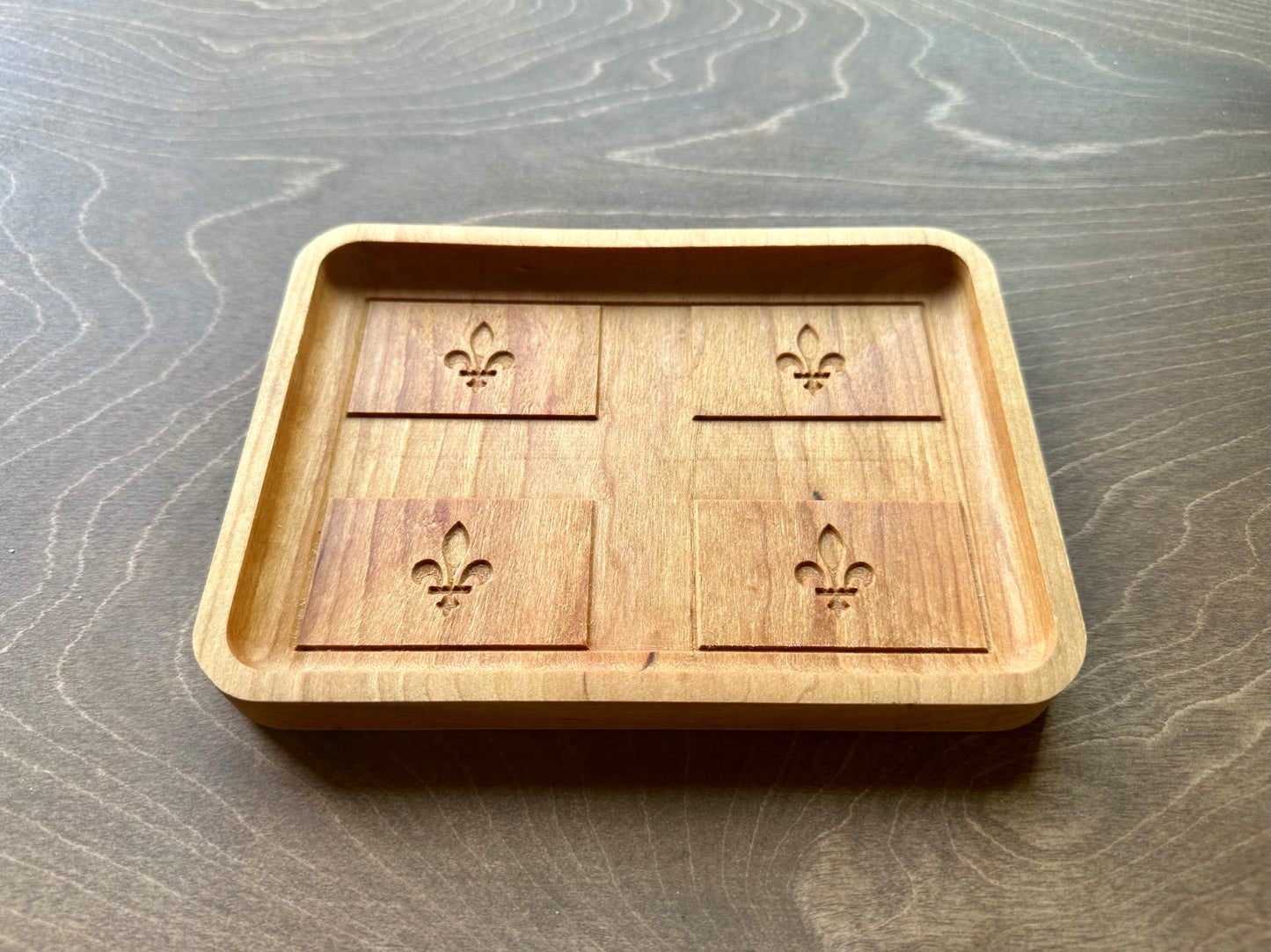 Plateau fourre-tout en bois franc avec drapeau du Québec | Dessous de plat | Planche de service | Charcuterie | Érable | Cerisier | Noyer | Montréal | Gatineau | Canada