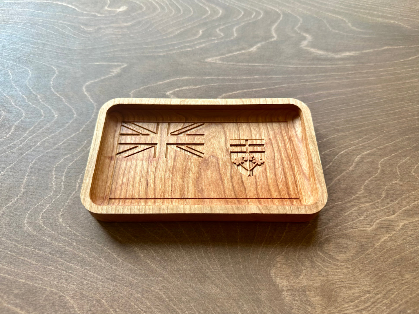 Plateau fourre-tout en bois dur avec drapeau de l'Ontario | Dessous de plat | Planche de service | Planche à charcuterie | Érable | Cerisier | Noyer | Toronto | Ottawa | ON Canada