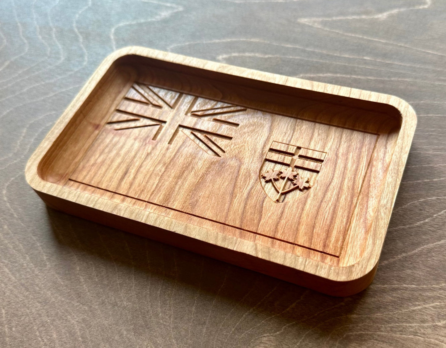 Plateau fourre-tout en bois dur avec drapeau de l'Ontario | Dessous de plat | Planche de service | Planche à charcuterie | Érable | Cerisier | Noyer | Toronto | Ottawa | ON Canada