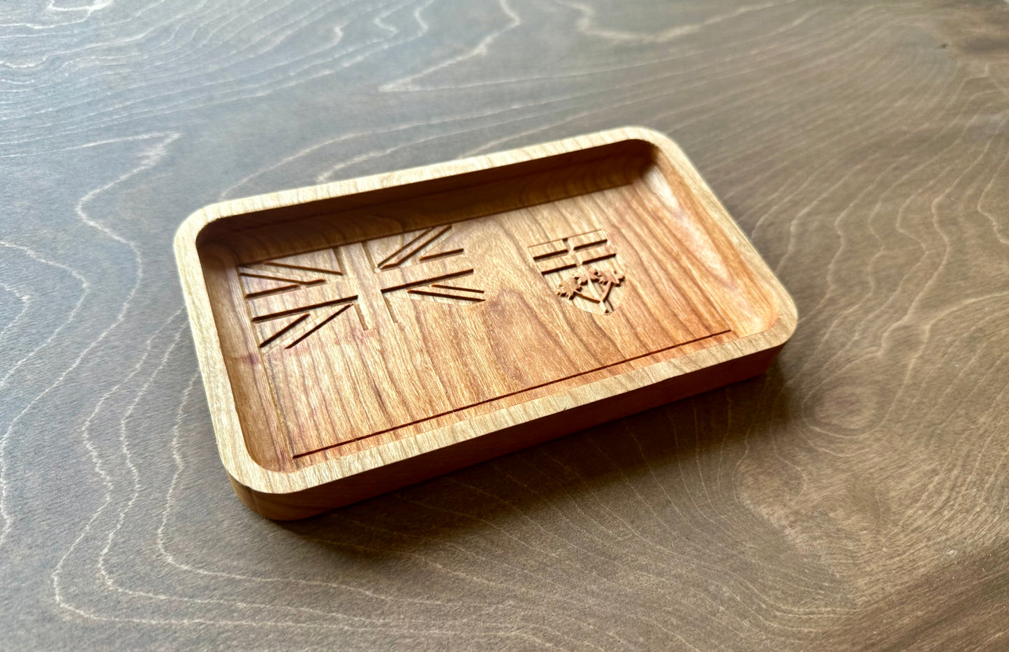 Plateau fourre-tout en bois dur avec drapeau de l'Ontario | Dessous de plat | Planche de service | Planche à charcuterie | Érable | Cerisier | Noyer | Toronto | Ottawa | ON Canada