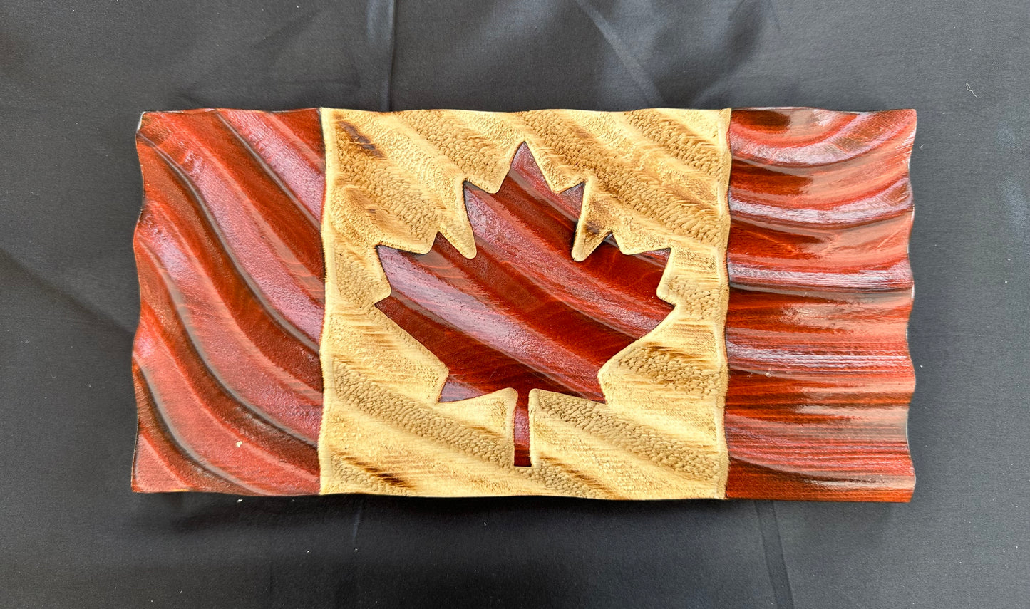 Petits drapeaux du Canada en bois ondulés - Prêts à expédier