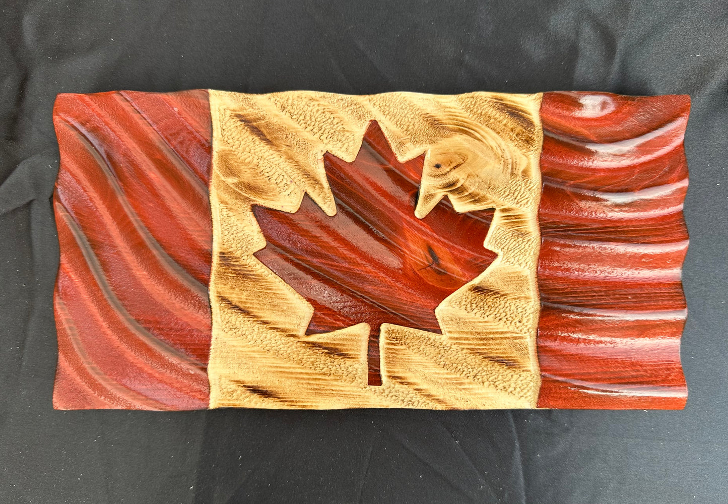 Petits drapeaux du Canada en bois ondulés - Prêts à expédier