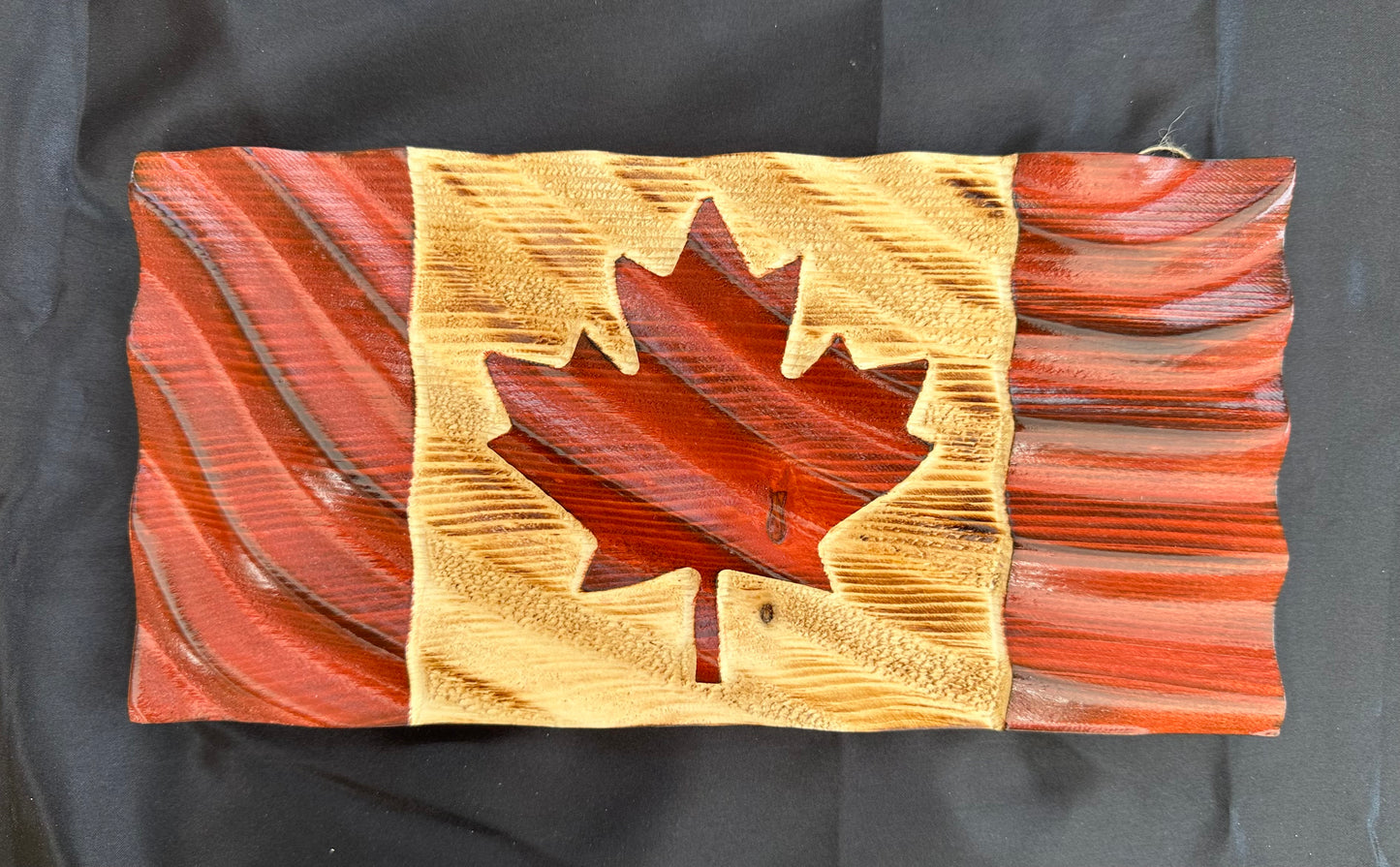 Petits drapeaux du Canada en bois ondulés - Prêts à expédier