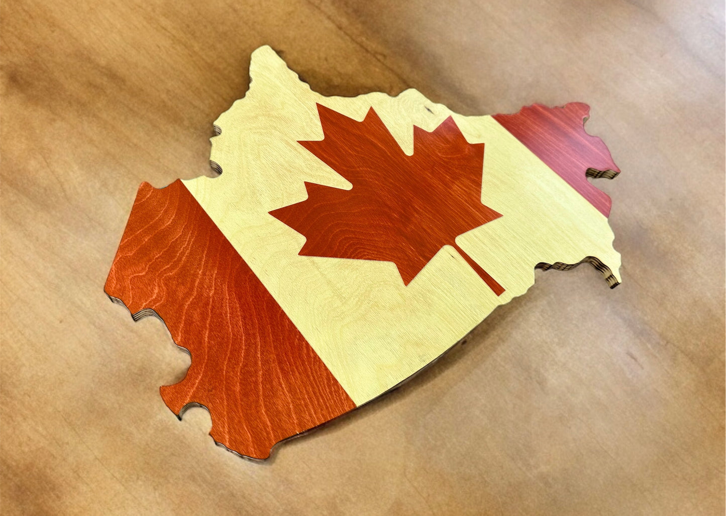 Drapeau de carte du Canada en bois | Bouleau Baltique | Drapeau de forme du Canada