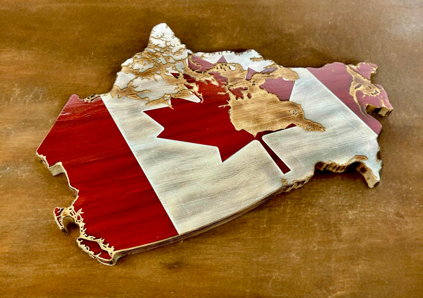 Drapeau de carte du Canada en bois | Avec détails de l'île | Pin | Rouge &amp; Blanc &amp; Naturel | Drapeau de forme du Canada