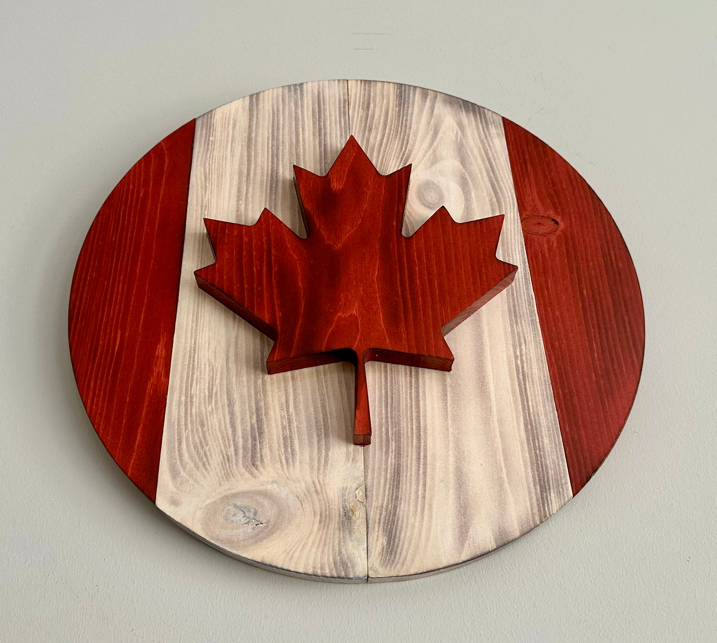 Drapeau du Canada rond en bois 3D de 16 po | Rouge et blanc | Prêt à expédier