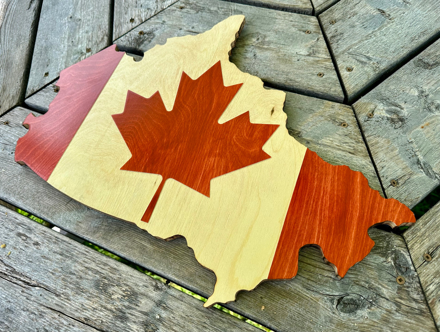 Drapeau de carte du Canada en bois | Bouleau Baltique | Drapeau de forme du Canada