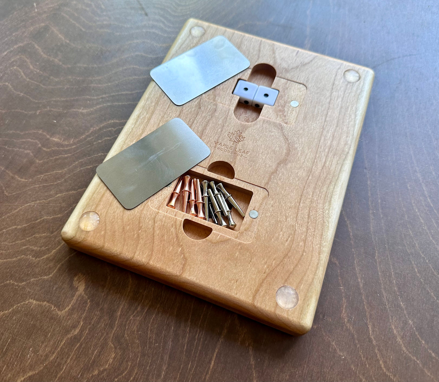 Jeu de société de baseball avec dés | Pliable | Format voyage | Rangement intégré | Jeu de dés | Piquets métalliques | Personnalisé | Votre logo | Bois dur de qualité supérieure