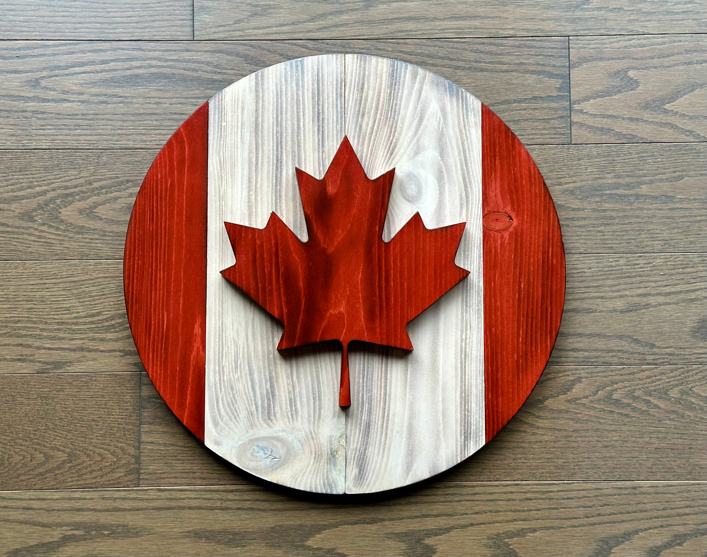 Drapeau du Canada rond en bois 3D de 16 po | Rouge et blanc | Prêt à expédier