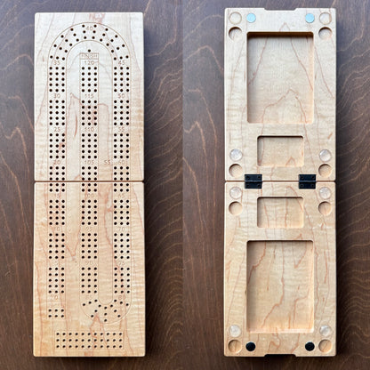 Plateau de cribbage pliable | 3 pistes | Format voyage | Portable | Rangement intégré | Chevilles métalliques | Gravure personnalisée | Bois franc de première qualité