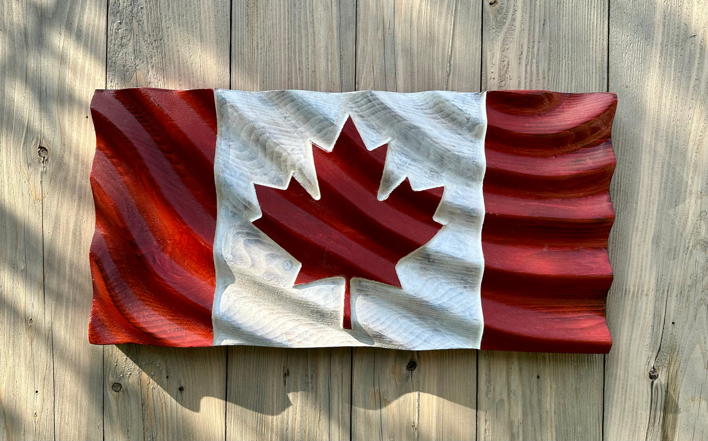 Drapeau du Canada ondulé en bois - Modèle de vague 1 - Rouge et blanc